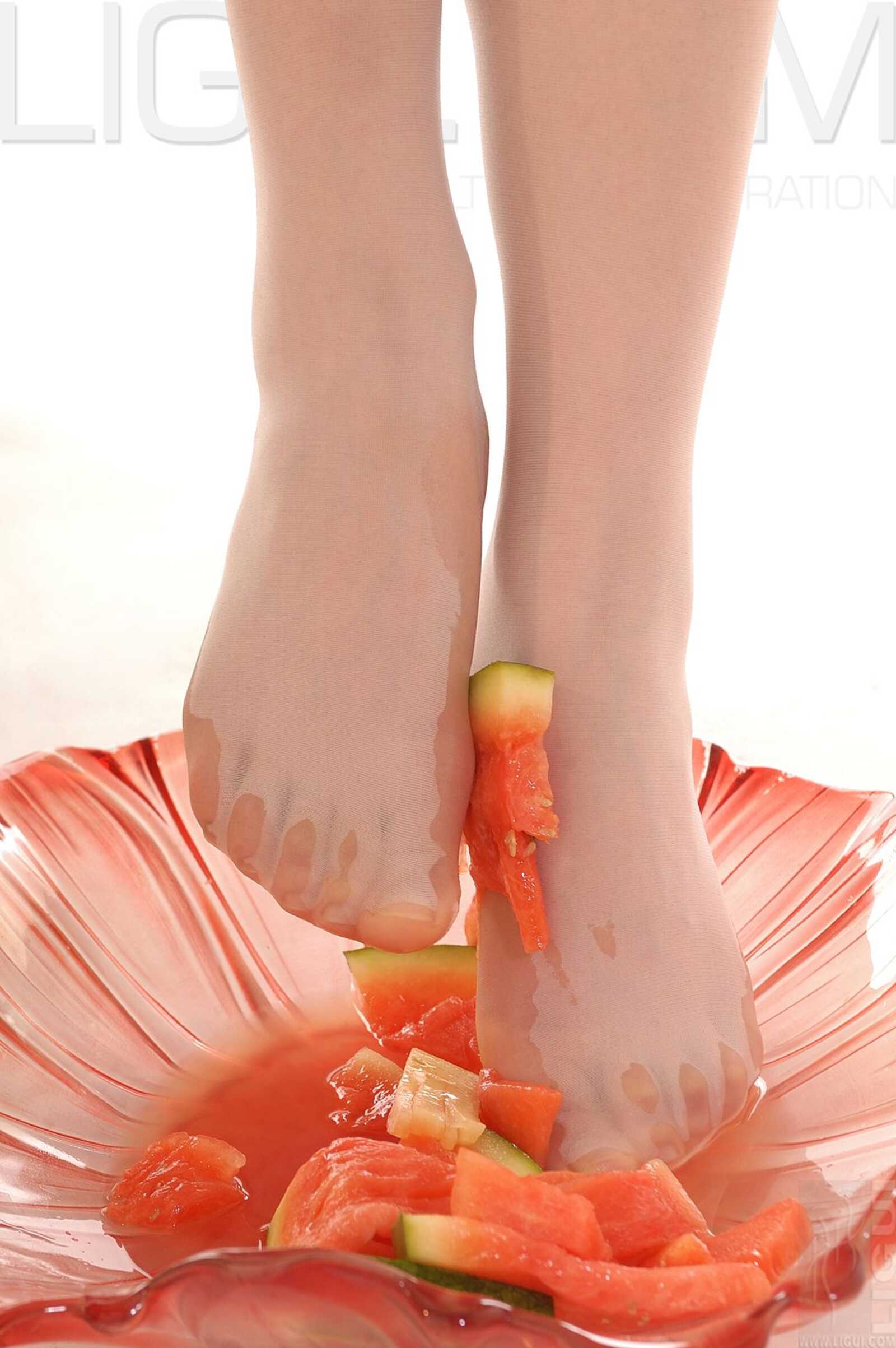 [丽柜LiGui] Model 海伦《玉足榨汁機》丝足写真集图第7张