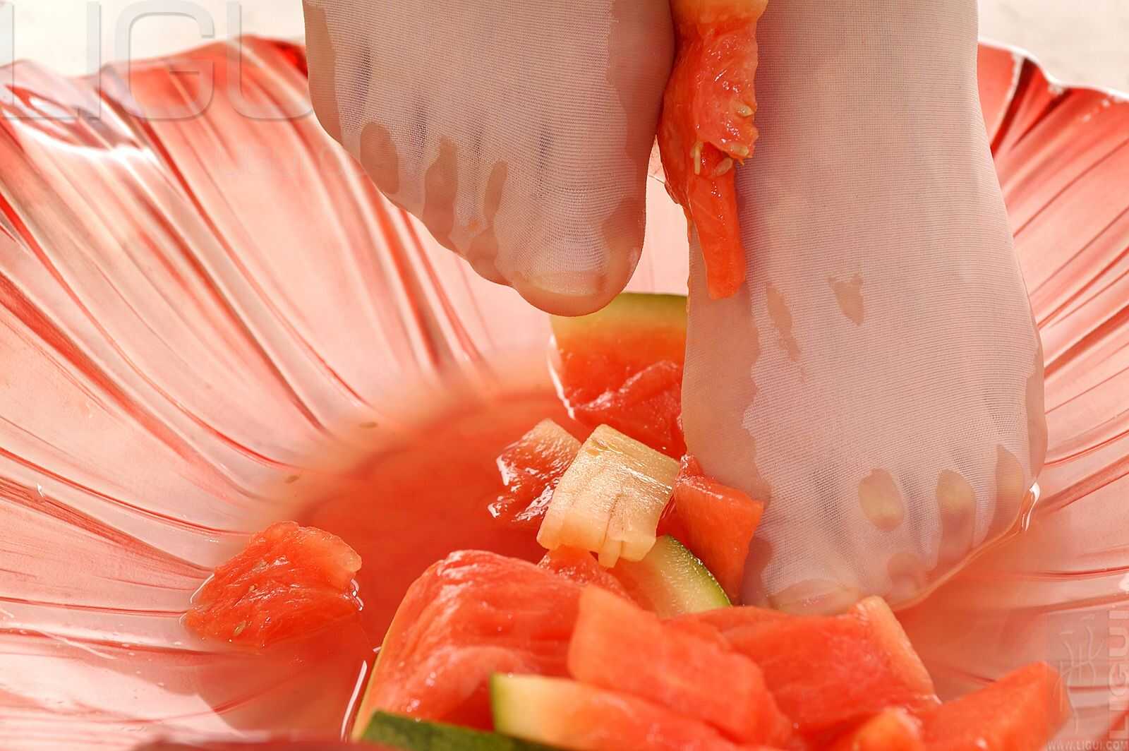 [丽柜LiGui] Model 海伦《玉足榨汁機》丝足写真集图第7张