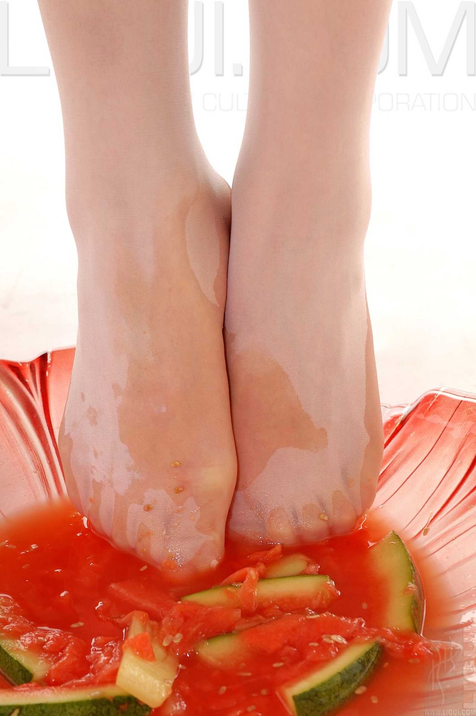 [丽柜LiGui] Model 海伦《玉足榨汁機》丝足写真集图第5张