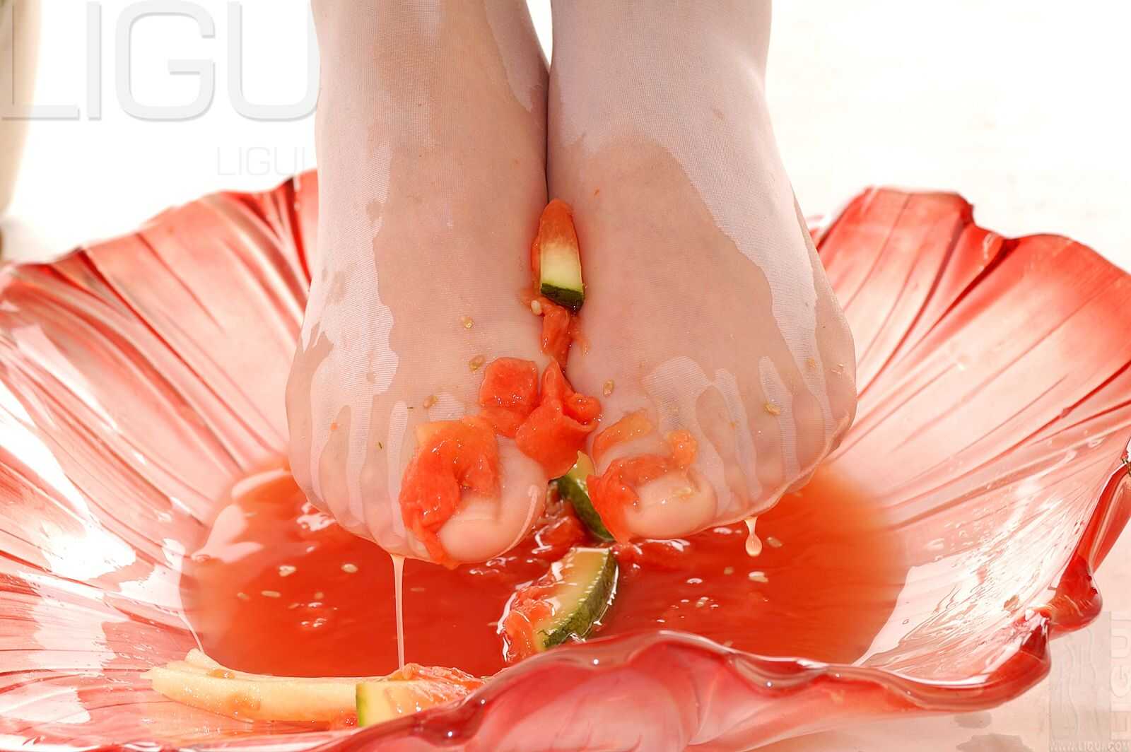 [丽柜LiGui] Model 海伦《玉足榨汁機》丝足写真集图第4张