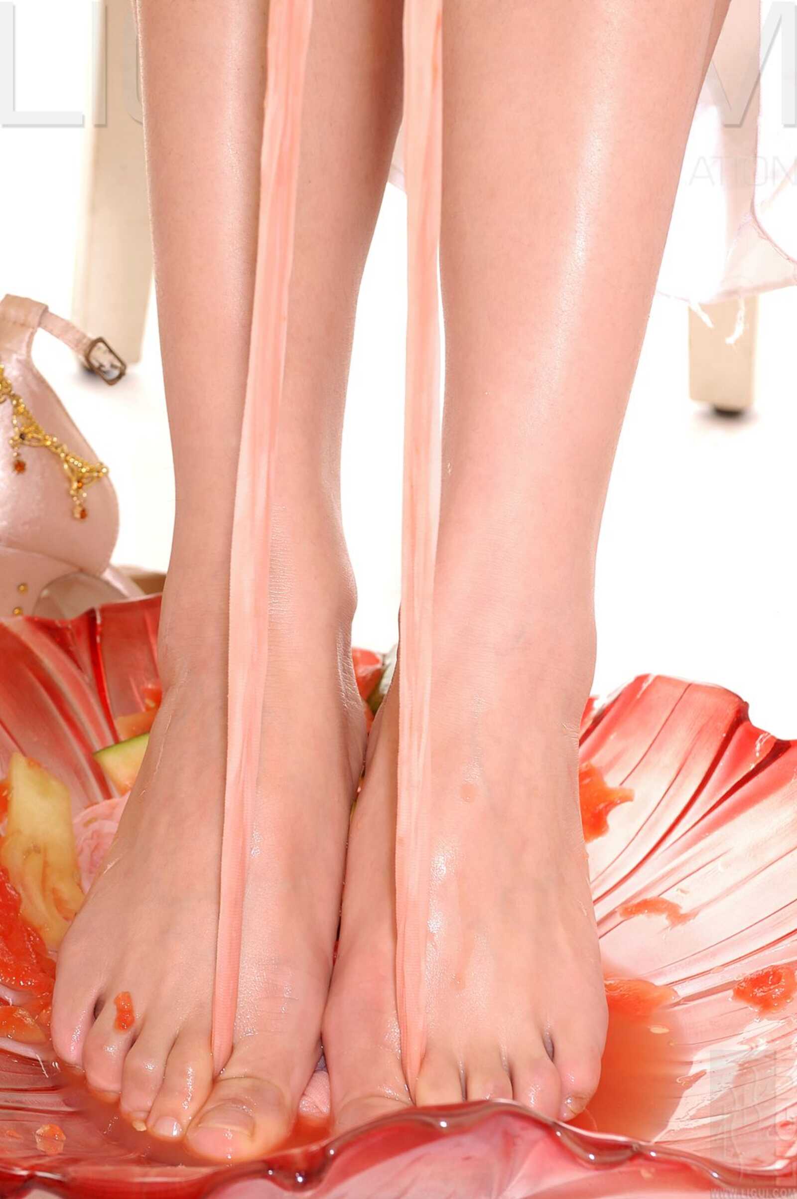 [丽柜LiGui] Model 海伦《玉足榨汁機》丝足写真集图第1张