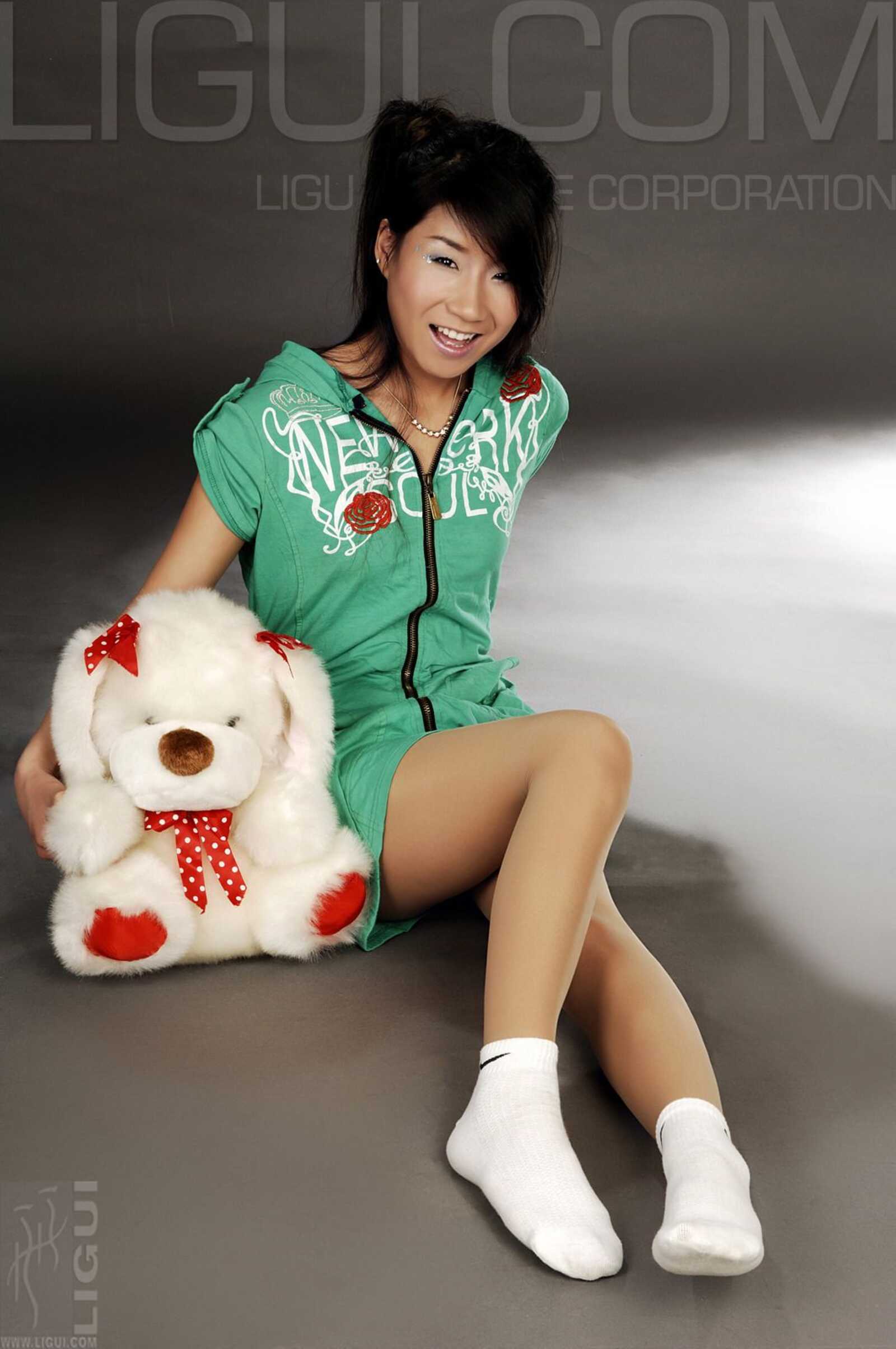 [丽柜LiGui] Model 默默《顽皮的小熊》丝足写真图片第6张