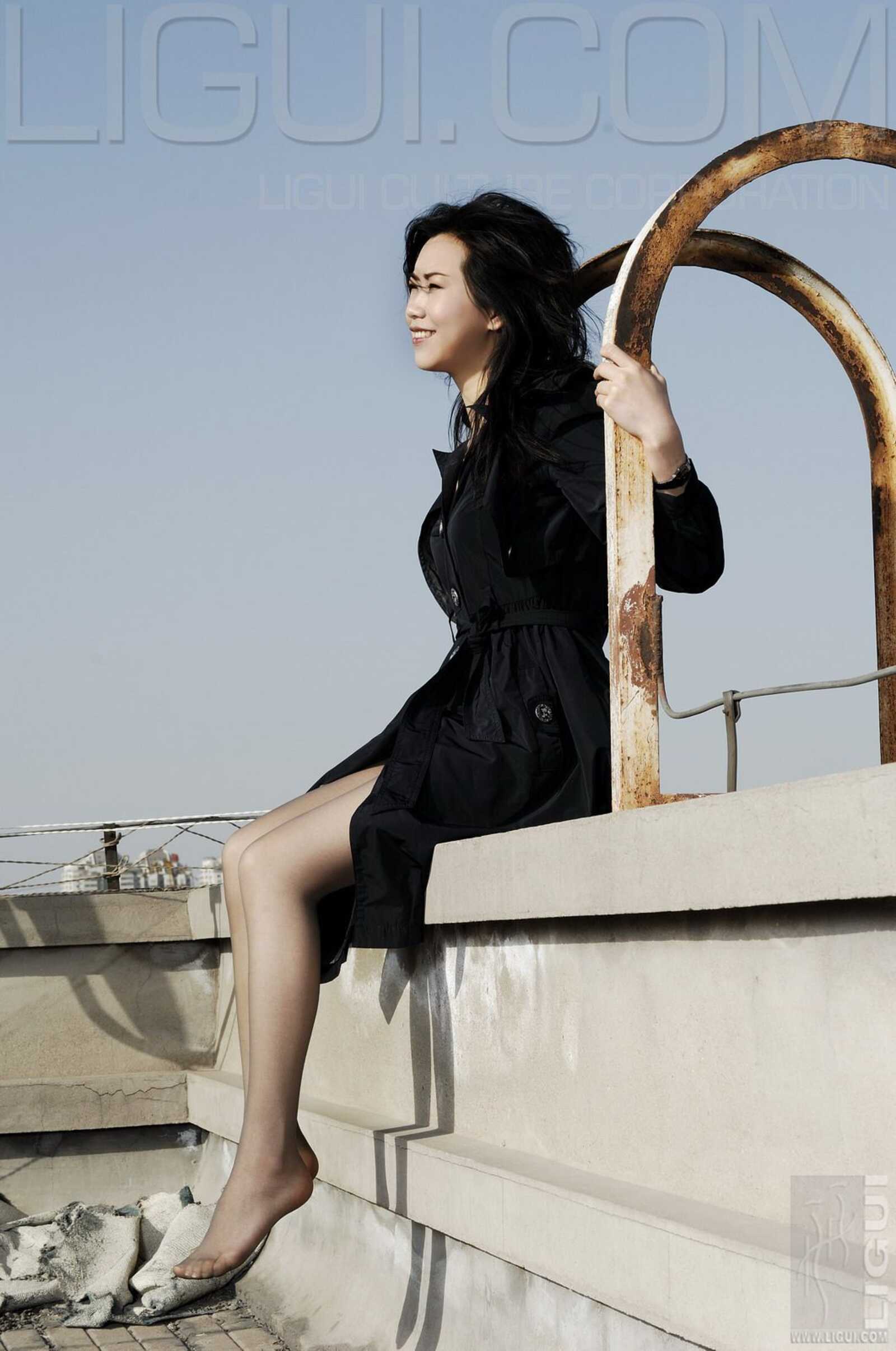 [丽柜LiGui] Model 程海伦《紅與黑》丝足写真图片第4张