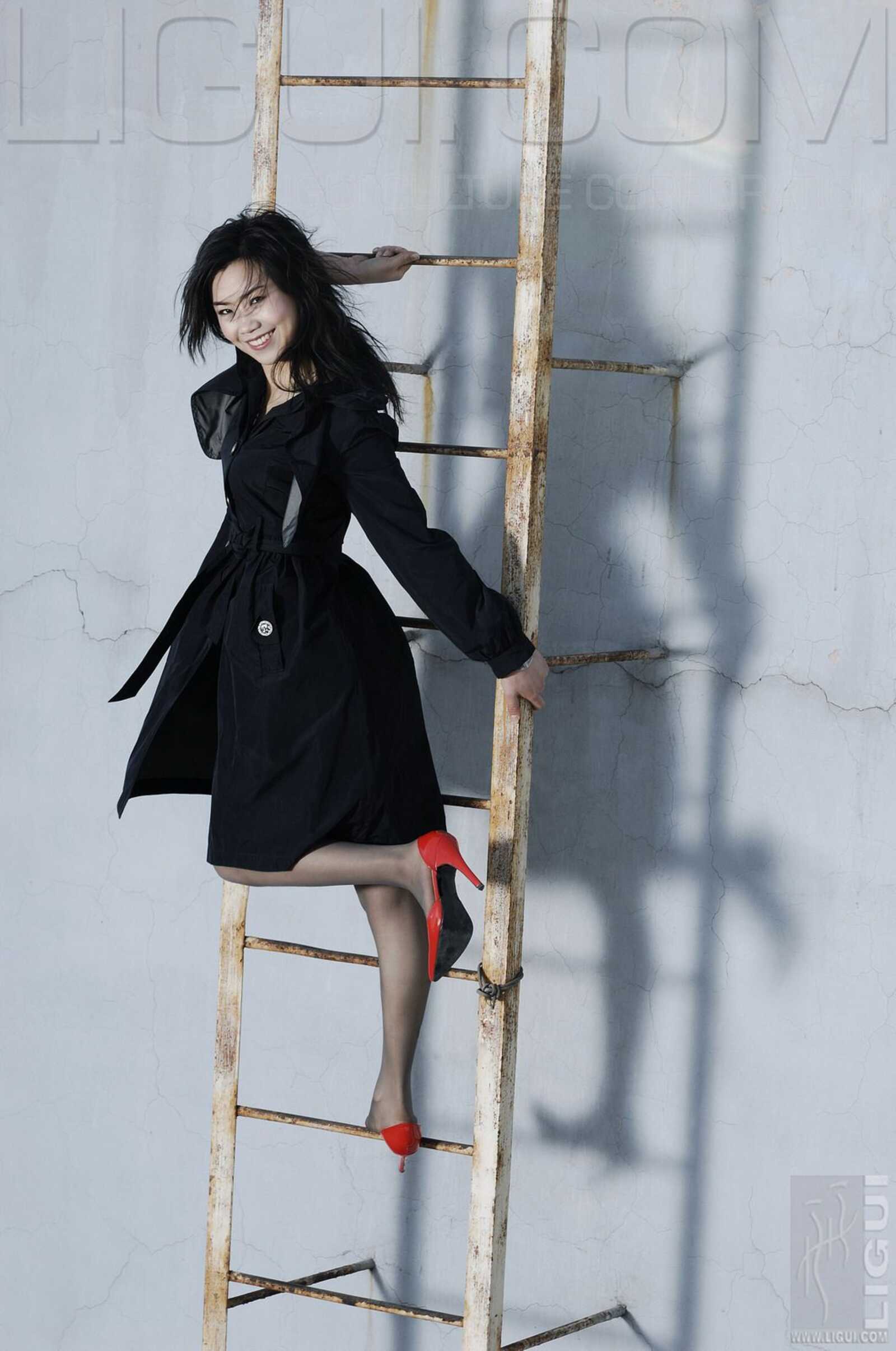 [丽柜LiGui] Model 程海伦《紅與黑》丝足写真图片第1张