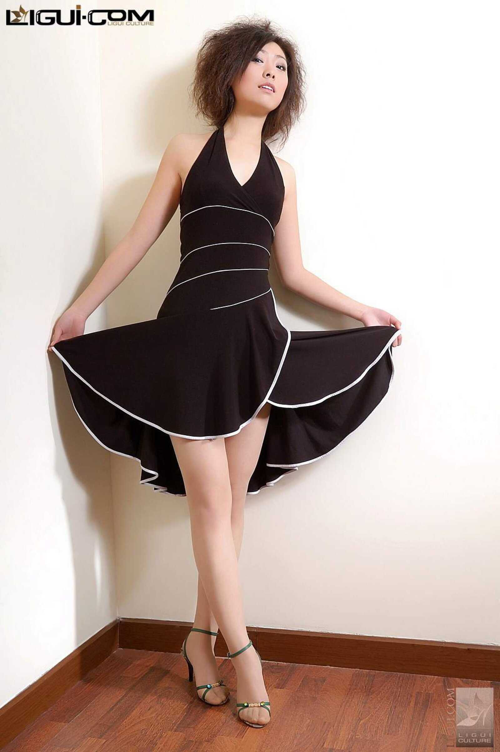 [丽柜LiGui] Model 冯璐《展开长裙的翅膀》丝足写真第5张