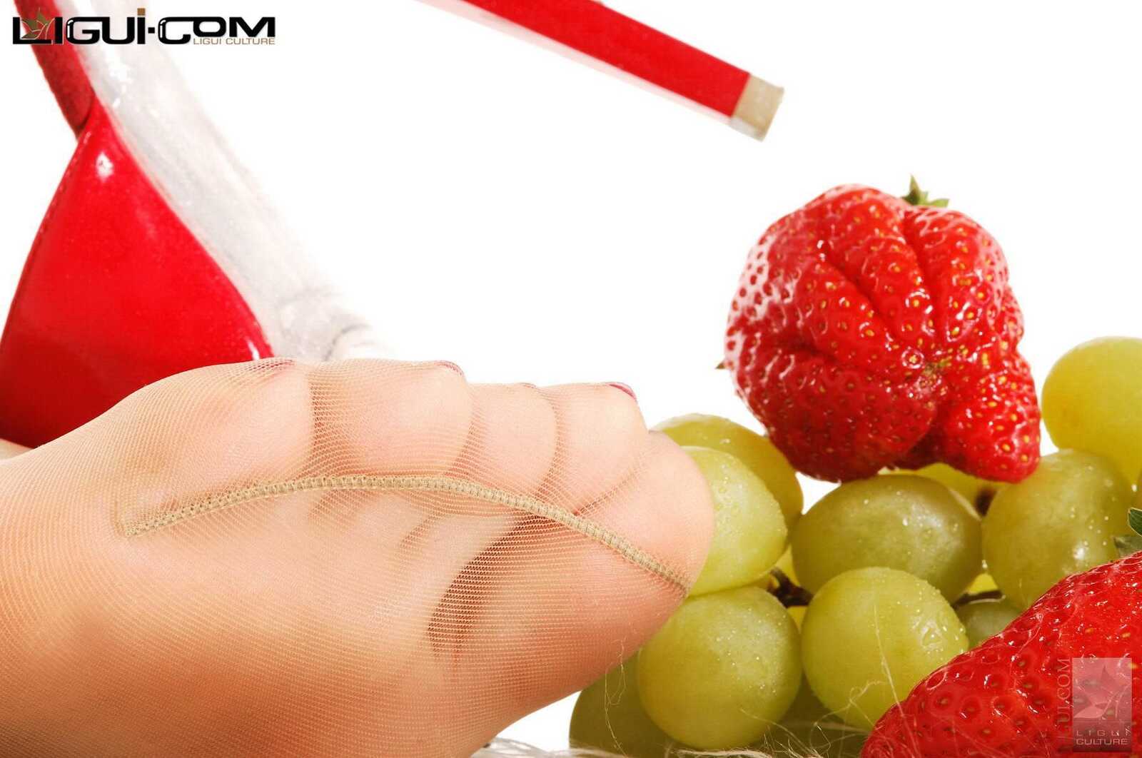 Model 雯雯《秀脚可餐》 [丽柜LiGui] 美足写真图片第7张