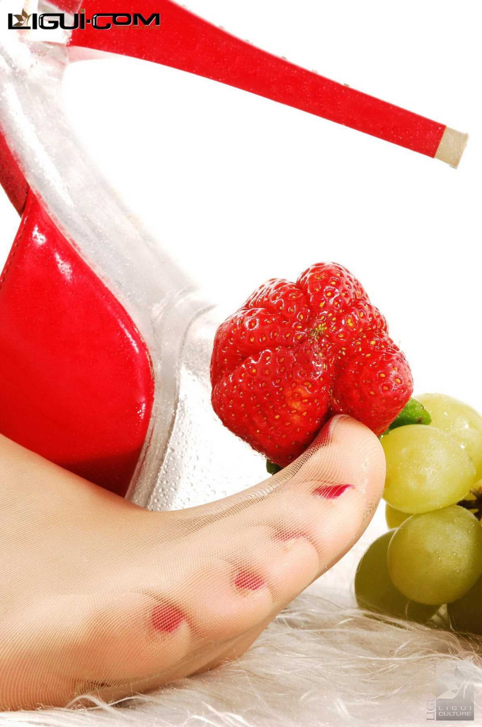 Model 雯雯《秀脚可餐》 [丽柜LiGui] 美足写真图片第2张