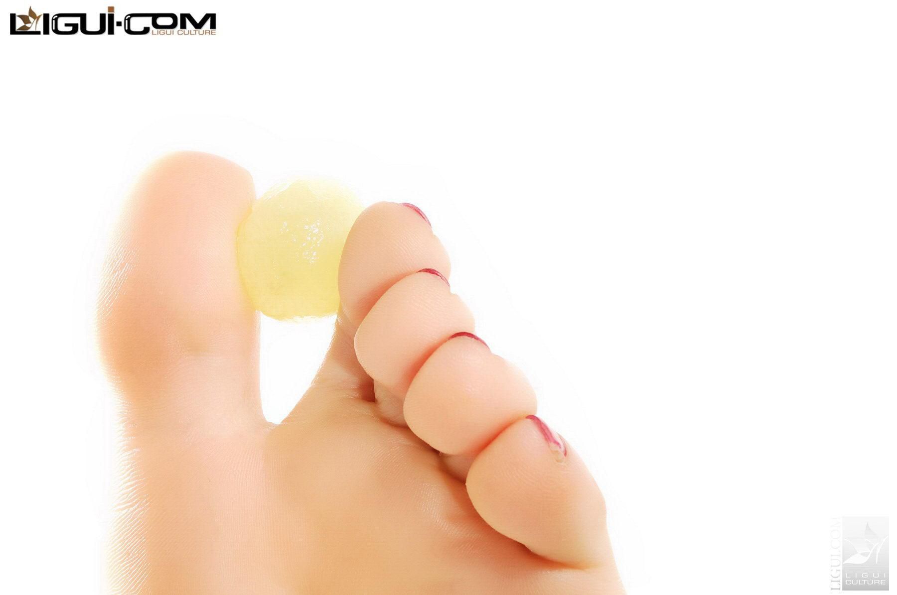 Model 雯雯《秀脚可餐》 [丽柜LiGui] 美足写真图片第2张