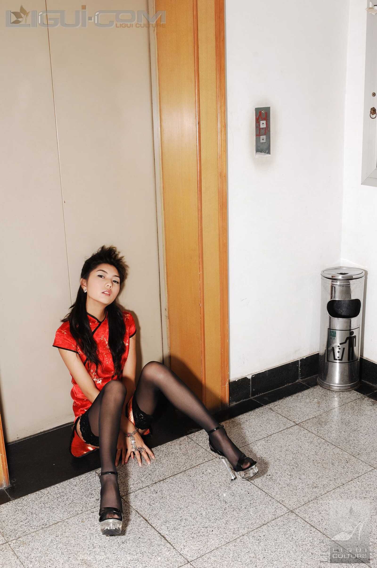 Model 丝丝《电梯口的黑丝高跟》 [丽柜LiGui] 丝足第1张