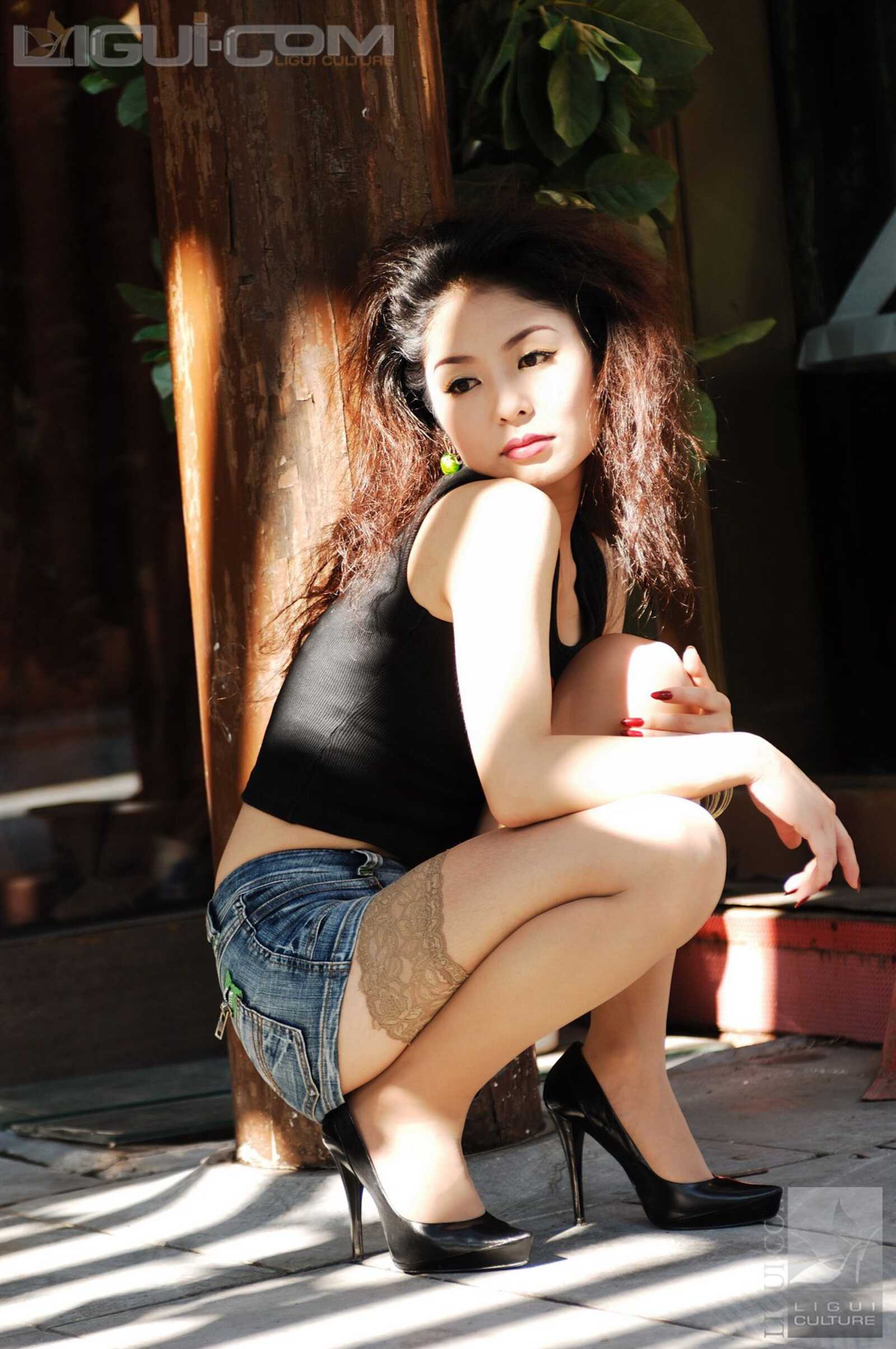 Model 冰清《牛仔和丝袜街拍》 [丽柜LiGui] 丝足写第4张