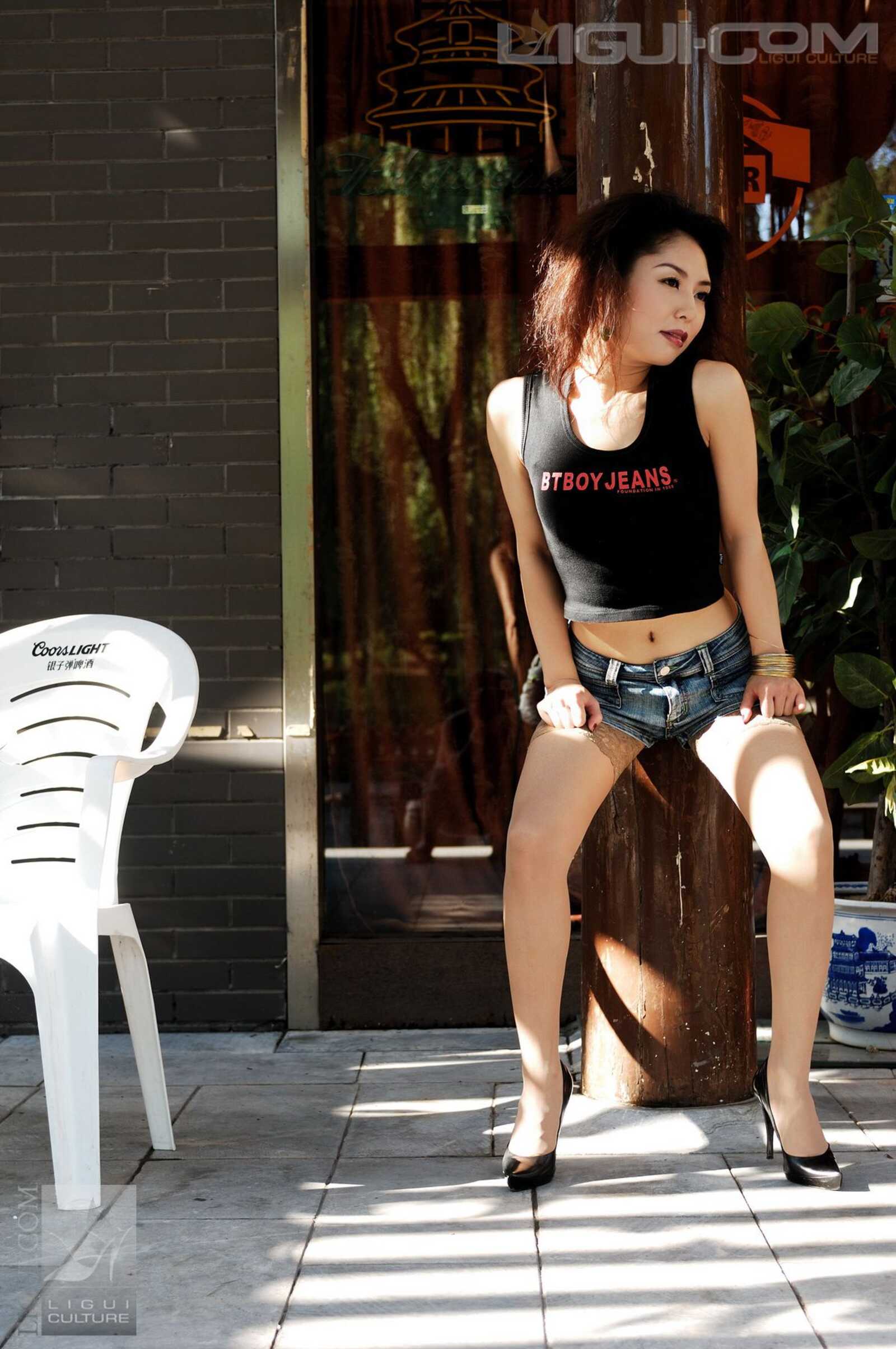 Model 冰清《牛仔和丝袜街拍》 [丽柜LiGui] 丝足写第15张