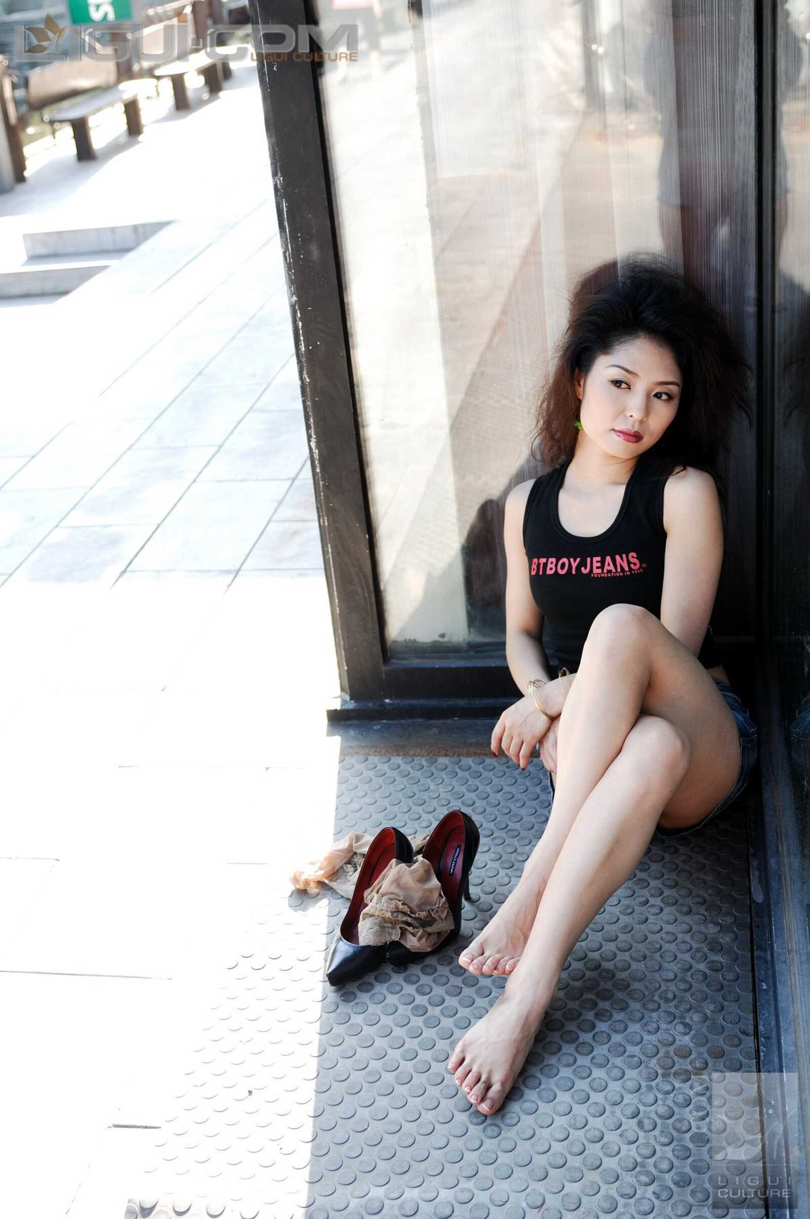 Model 冰清《牛仔和丝袜街拍》 [丽柜LiGui] 丝足写第10张
