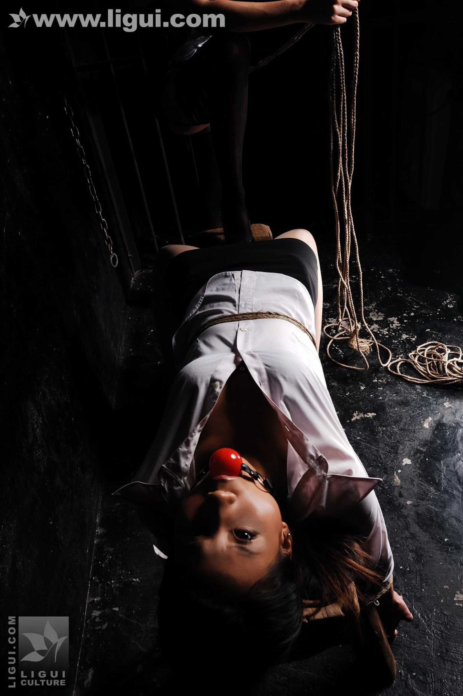 Model 伊园、默默《女人质遭遇撩裙重拷捆绑鞭笞第4张