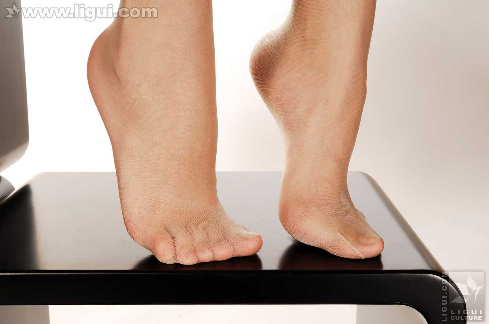 Model 左左《玉足丝袜风情万种》 [丽柜LiGui] 美腿第6张