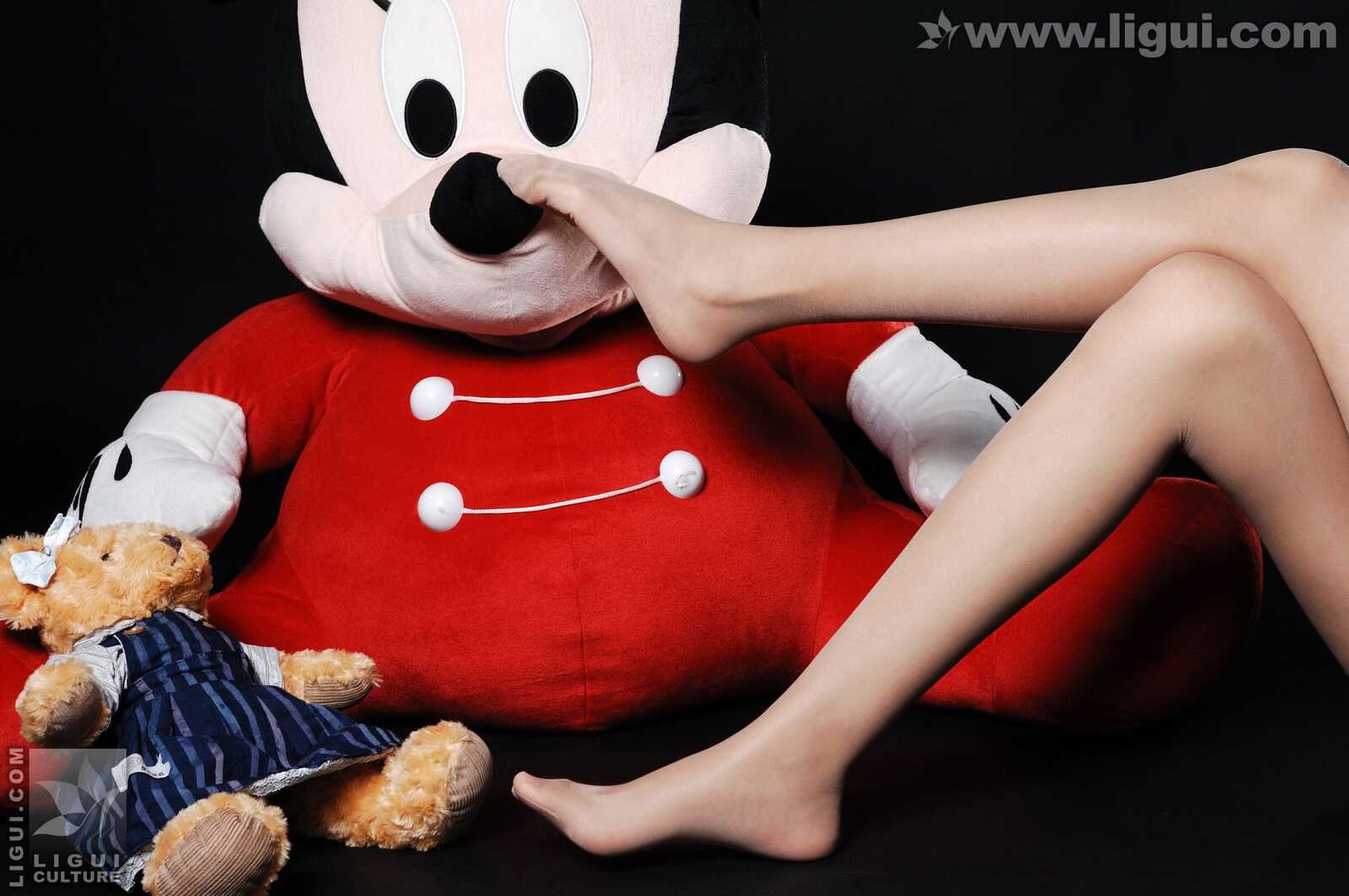 Model 梦娜《与玩偶之间的丝袜美足嬉戏》 [丽柜第4张