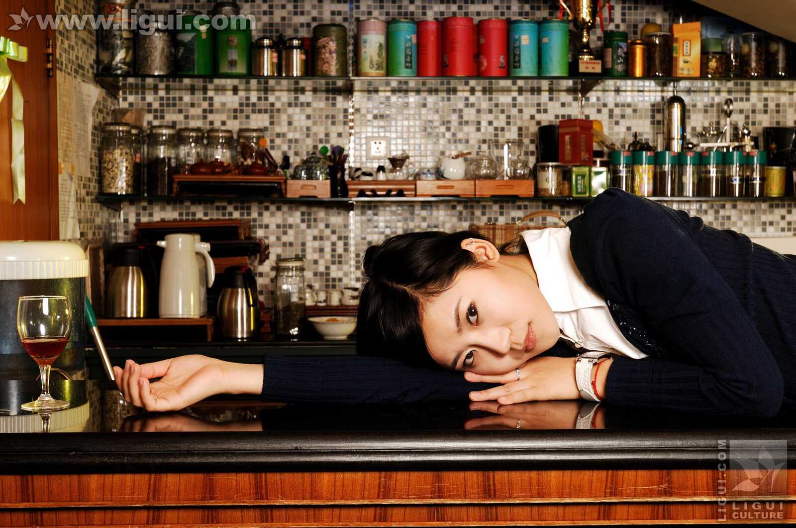 Model 卡鲁鲁《卖酒小姐吧台向客人献媚》 [丽柜第6张
