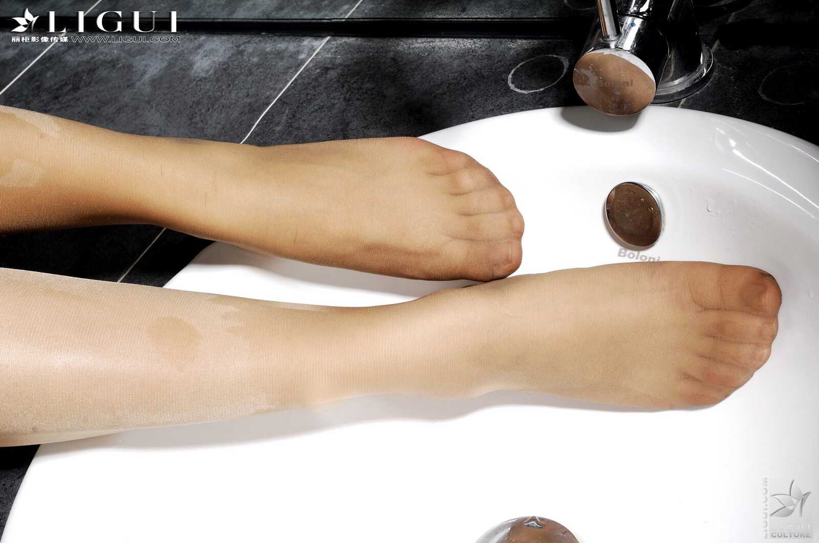 Model 英子《美女护士浴室嬉情》 上下合集 [丽柜第16张