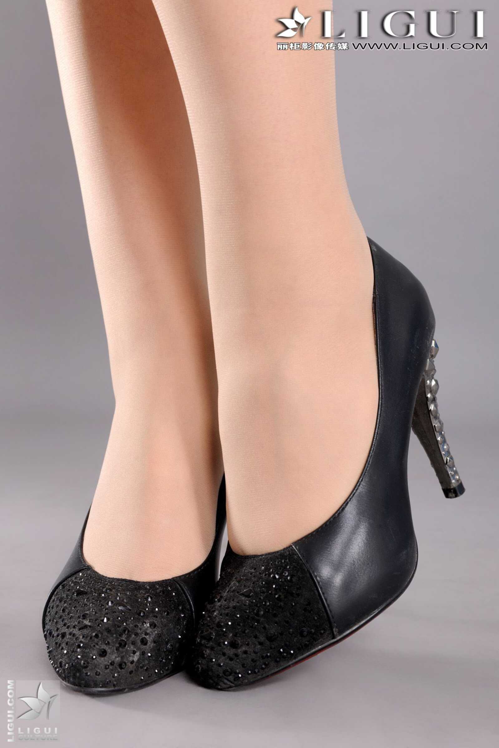 Model 怡萱《职场丽人肉丝袜美足》 [丽柜LiGui] 美第17张