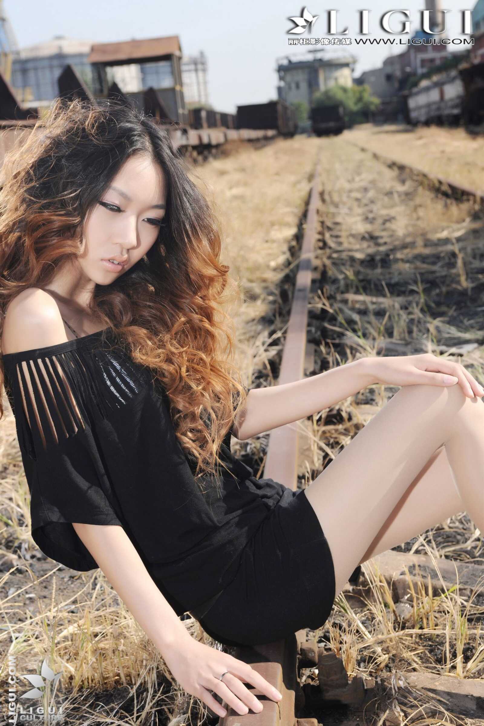 Model 文欣《小镇火车站的美腿诱惑》上下合集第12张