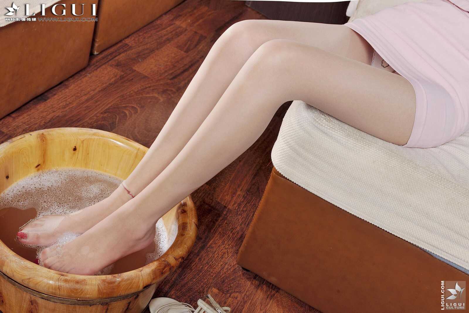 [丽柜LiGui] Model 凌凌《另类视觉》 美腿玉足写真第2张