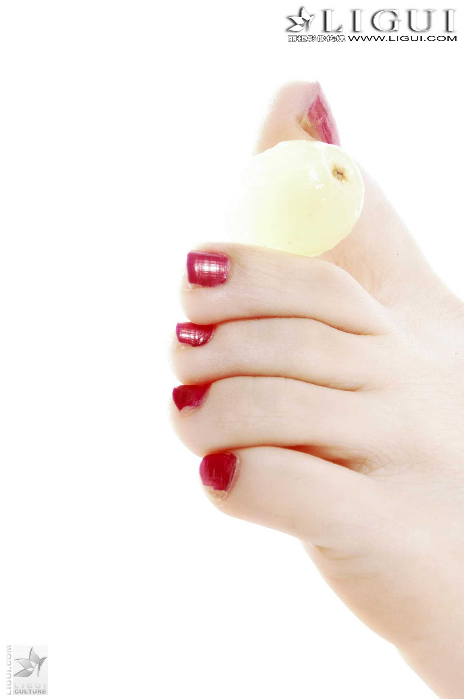 Model 雯雯《水果玉足》 [丽柜LiGui] 美足写真图片第3张