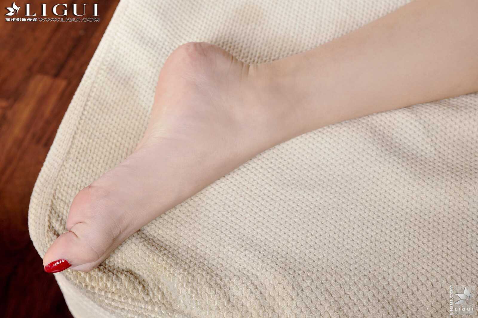 Model 凌凌《足疗丝足》 [丽柜LiGui] 美腿玉足写真第3张