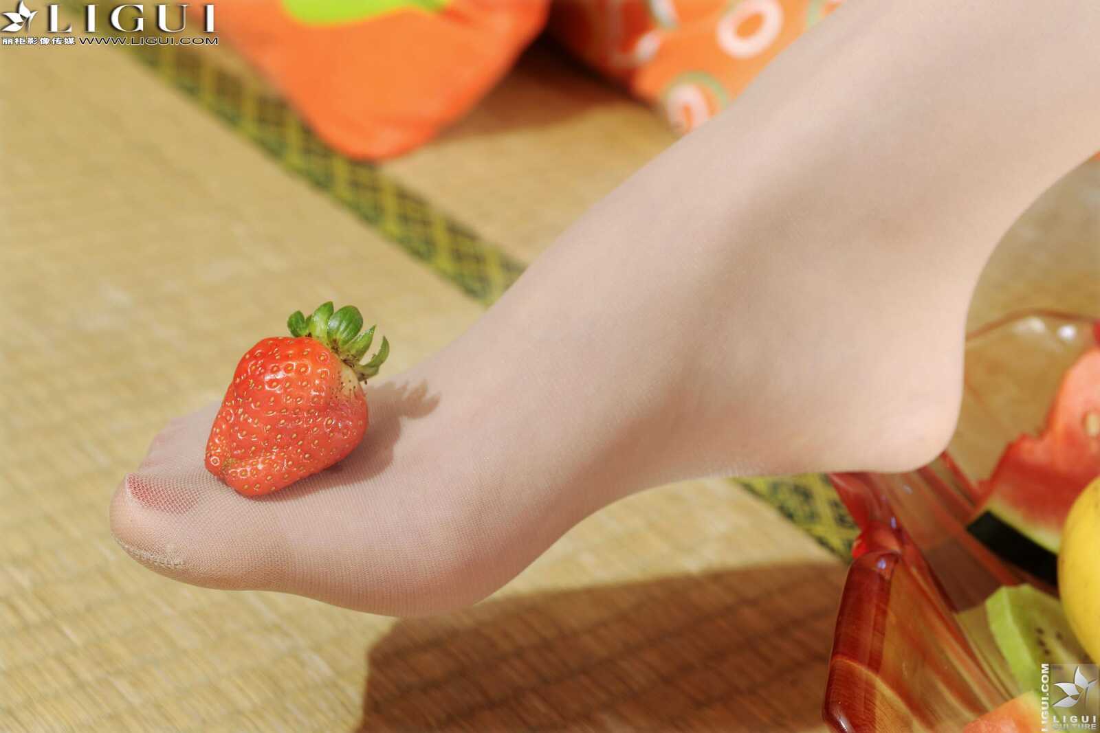 Model 文欣《和服睡衣水果丝足》 [丽柜LiGui] 美腿第8张