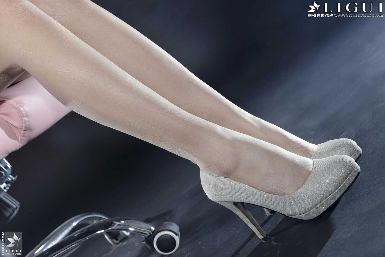 [丽柜LiGui] Model 依依《职场丽人》 美腿玉足写真第13张