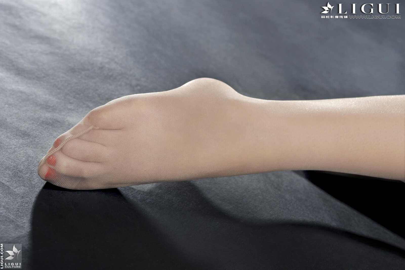 Model 岚岚《OL职业装丝足》 [丽柜LiGui] 美腿玉足写第4张