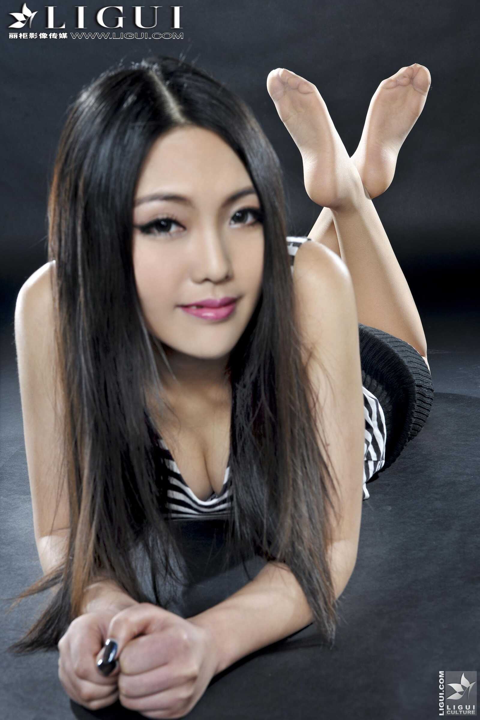 Model 岚岚《OL职业装丝足》 [丽柜LiGui] 美腿玉足写第2张