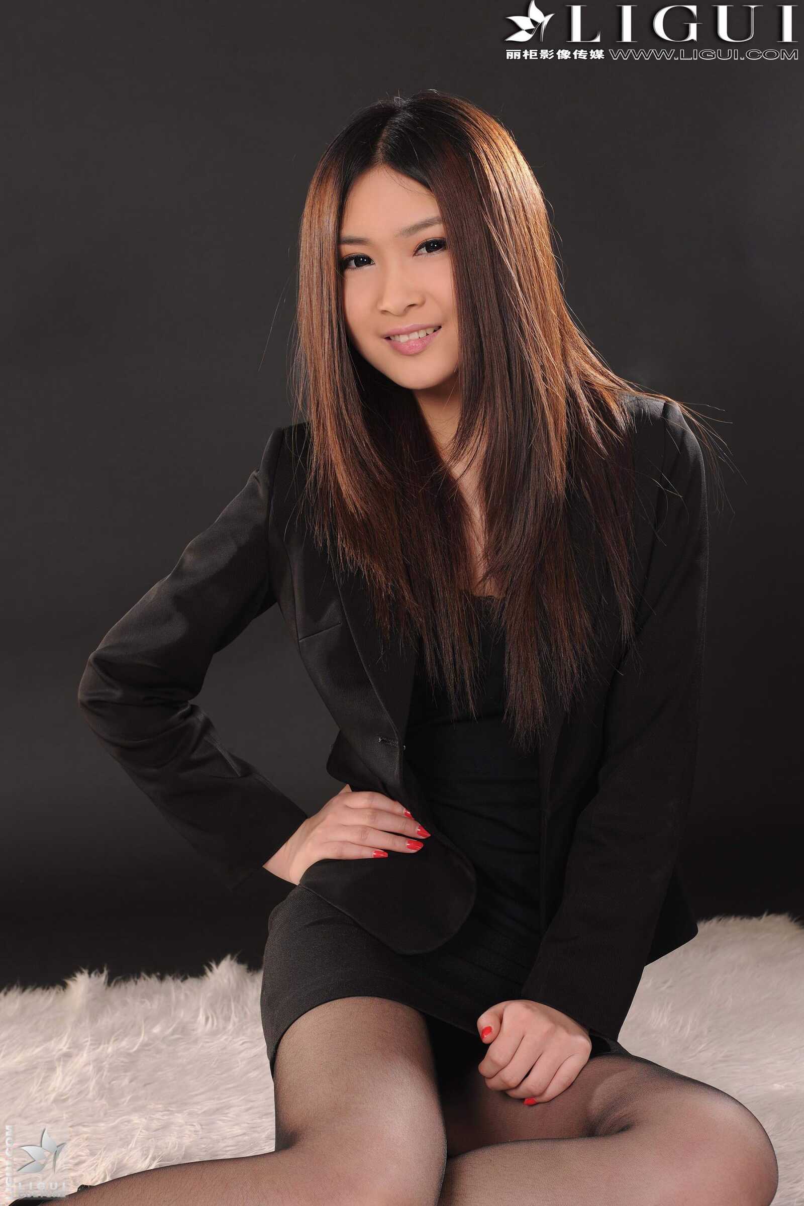[丽柜LiGui] Model 允儿《黑丝OL职业装》 美腿玉足写第14张