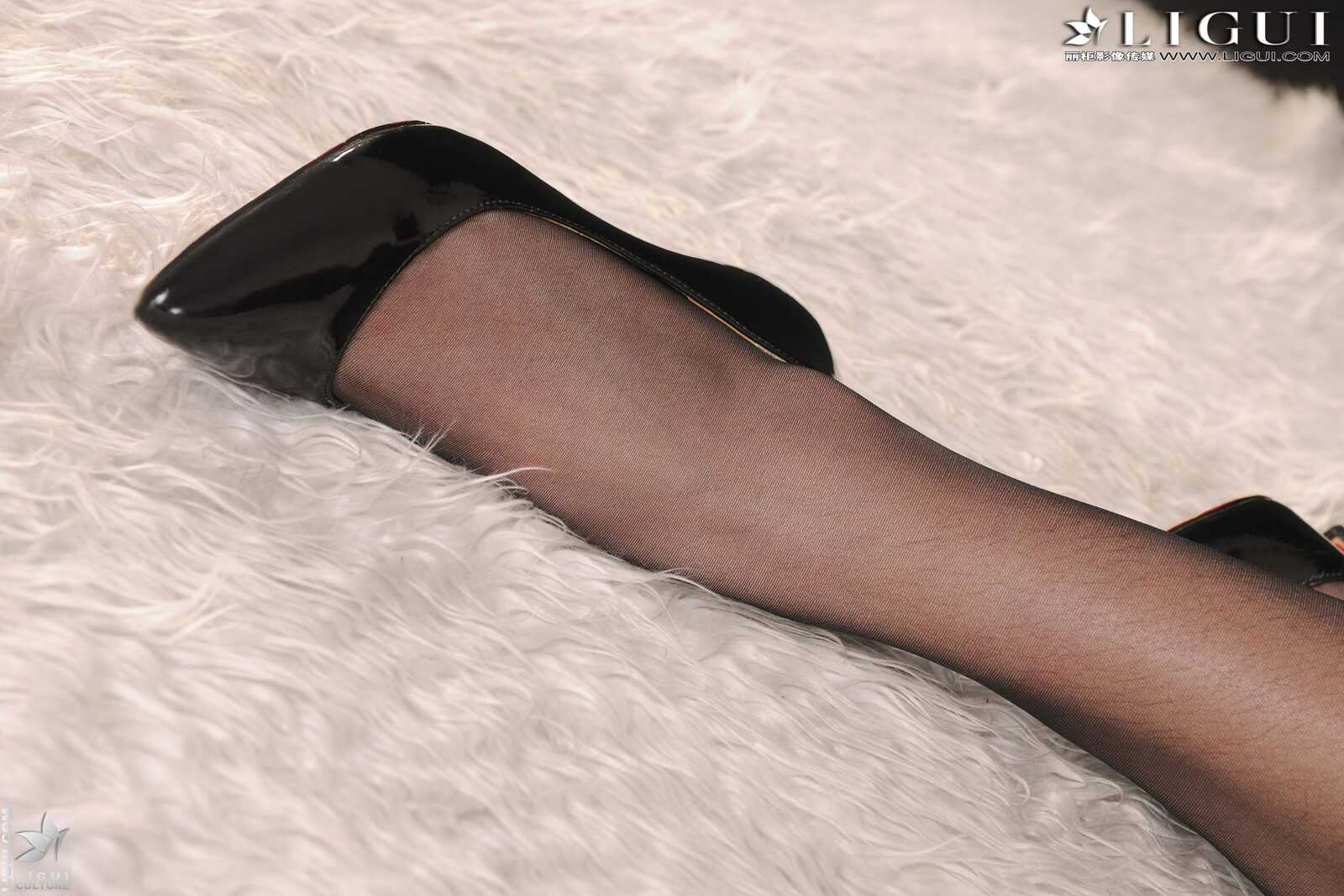 [丽柜LiGui] Model 允儿《黑丝OL职业装》 美腿玉足写第13张