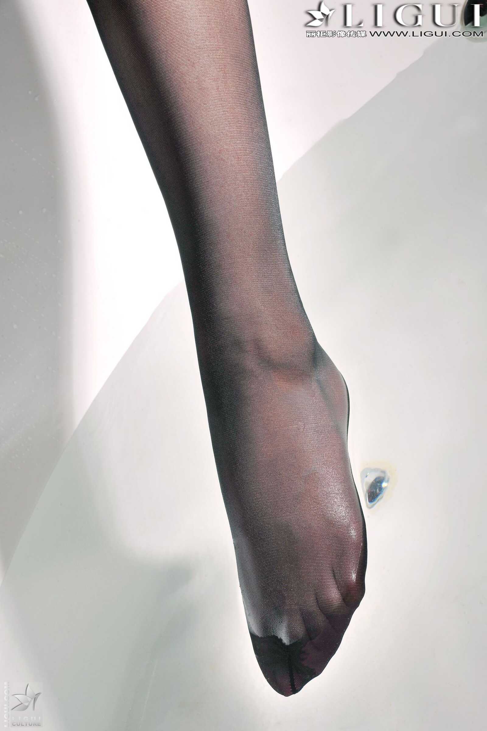 Model 美辰《睡衣+黑丝高跟》[丽柜贵足LiGui] 美腿第4张