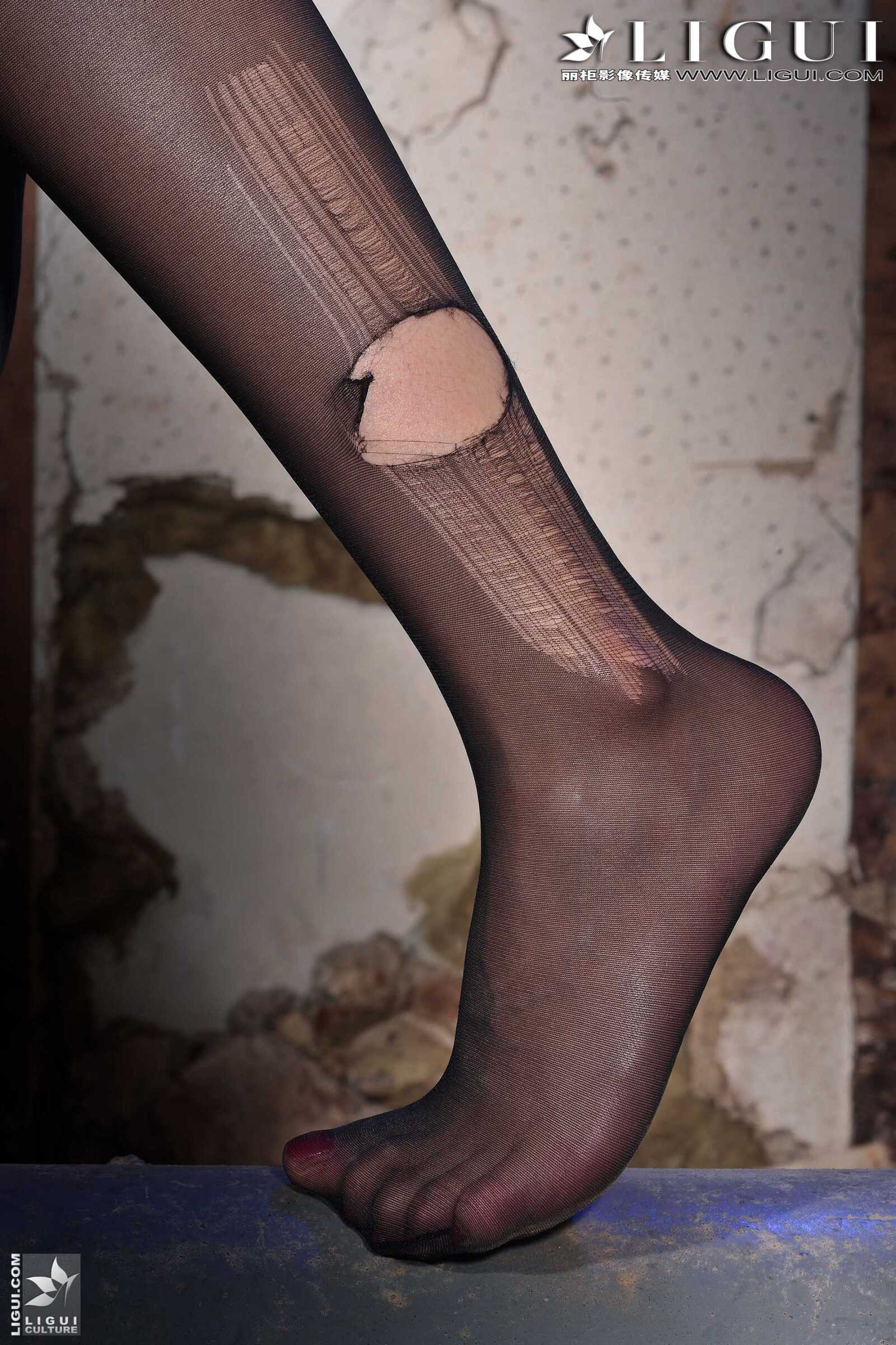 Model 薇薇《黑丝镣铐女警》 [丽柜贵足LiGui] 美腿第8张