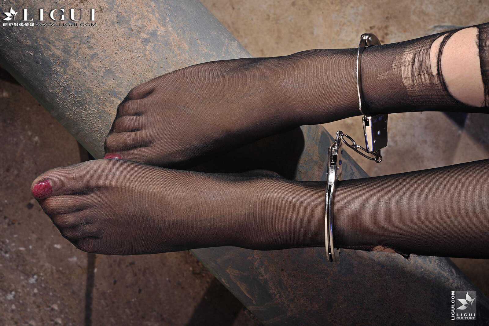 Model 薇薇《黑丝镣铐女警》 [丽柜贵足LiGui] 美腿第4张