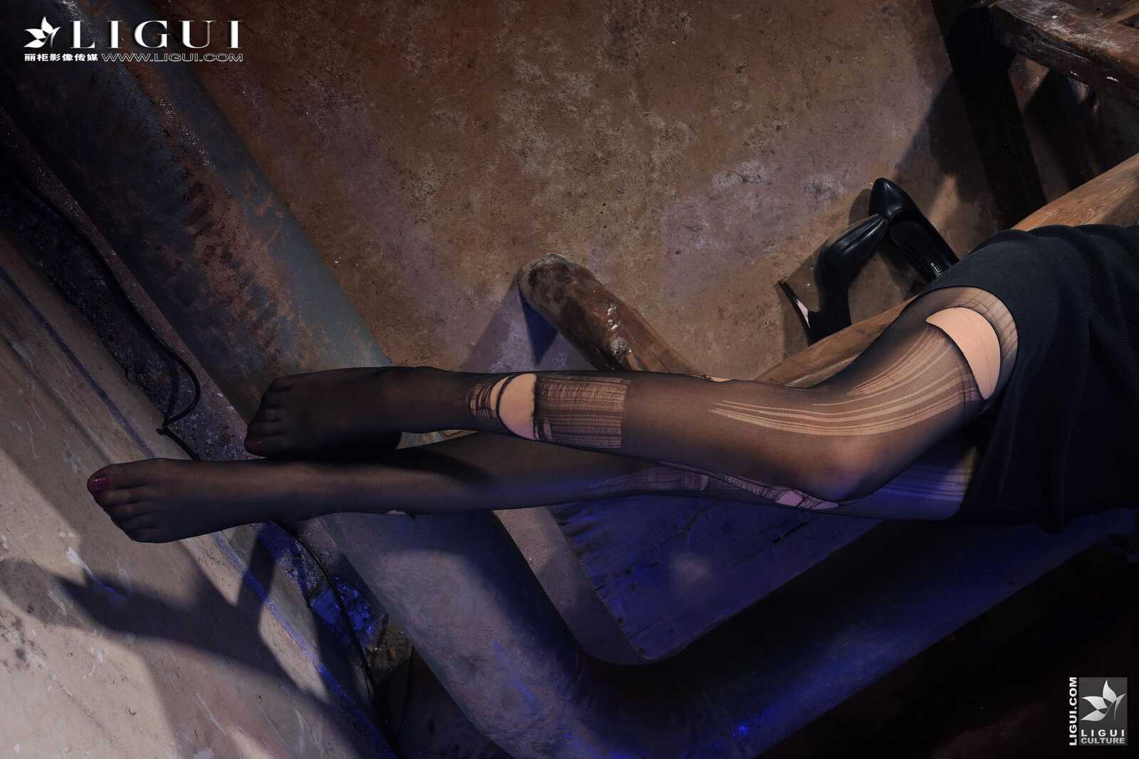 Model 薇薇《黑丝镣铐女警》 [丽柜贵足LiGui] 美腿第1张