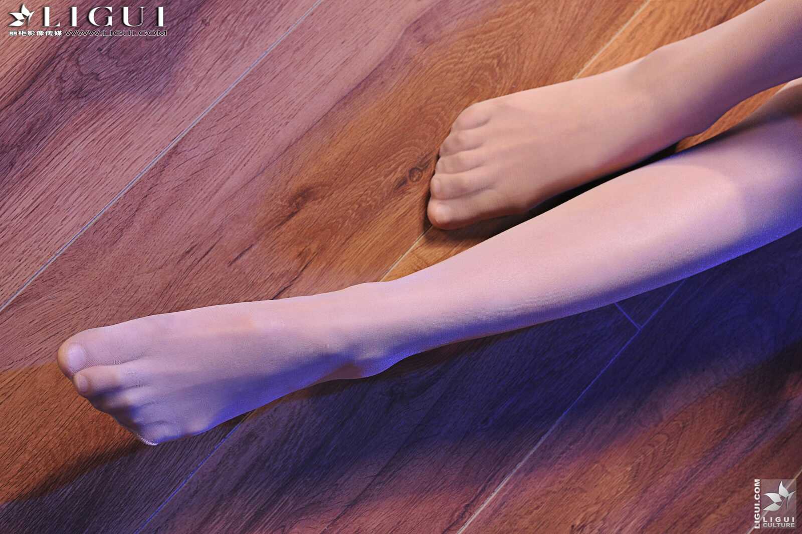 [丽柜贵足LiGui] Model 潼潼《职业装高跟美足》美腿第2张