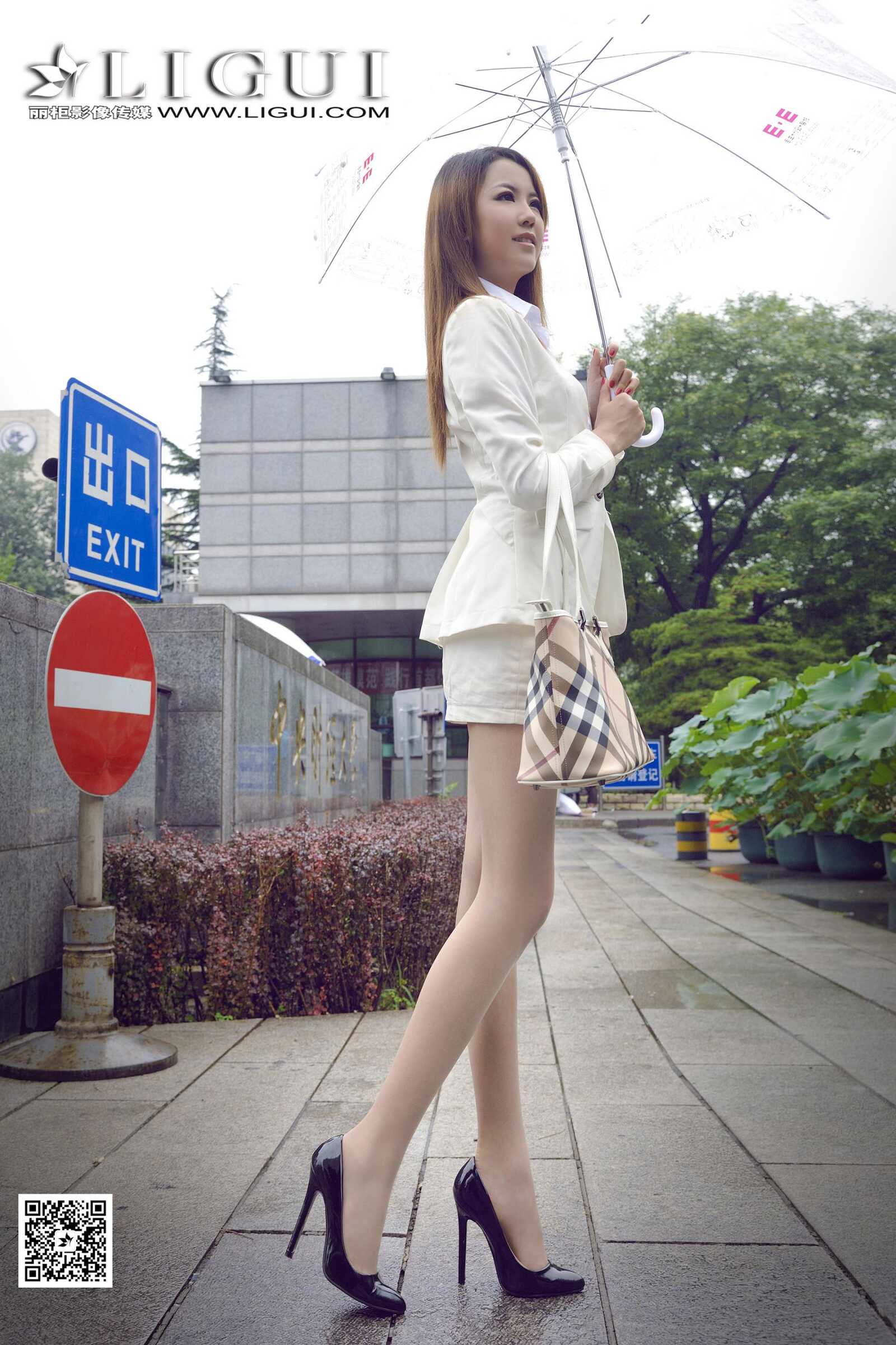 可馨《下雨天街拍OL》 [丽柜] 美腿丝足写真集第10张