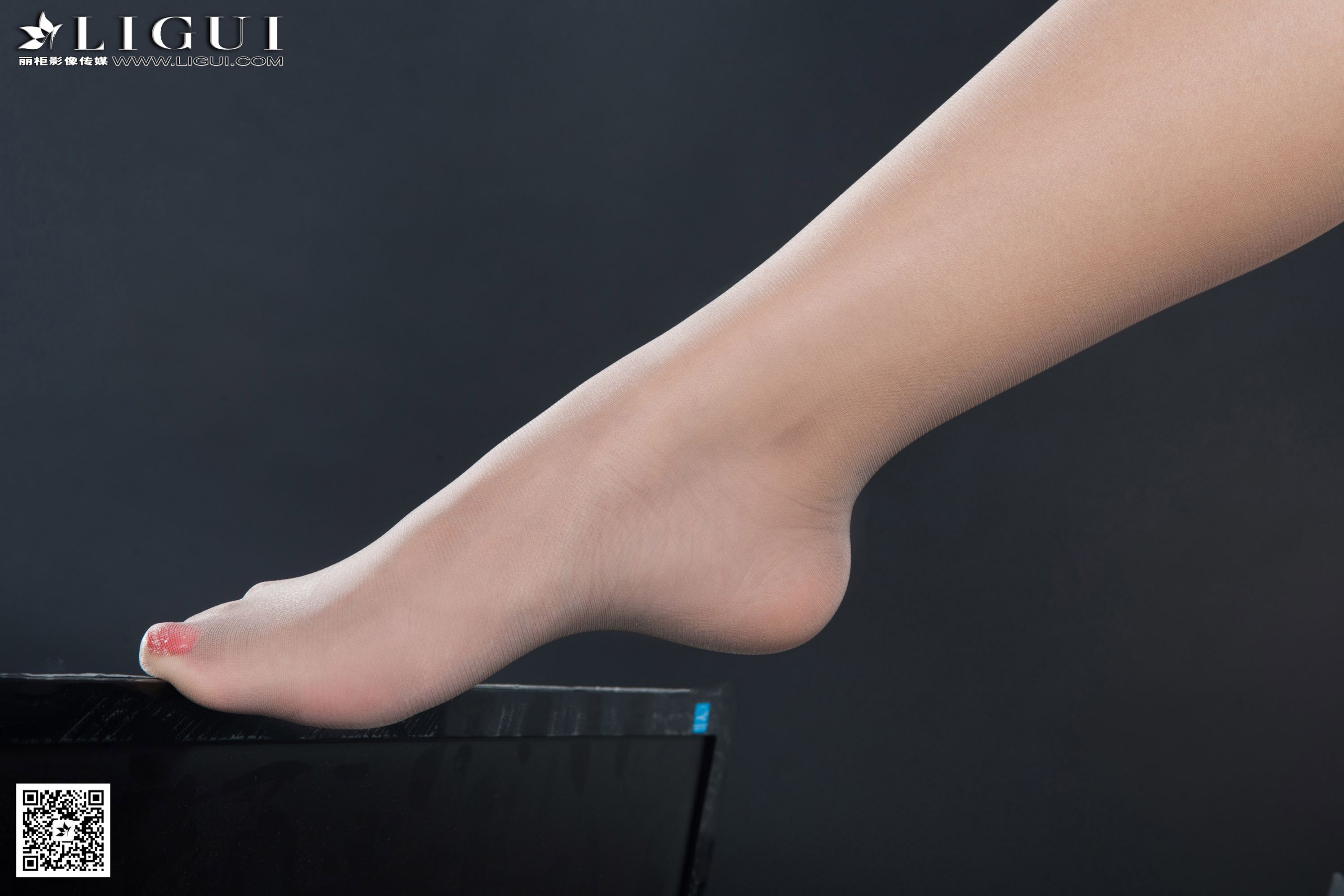 Model 甜甜《职业装肉丝袜丝足》上下全集 [丽柜第14张