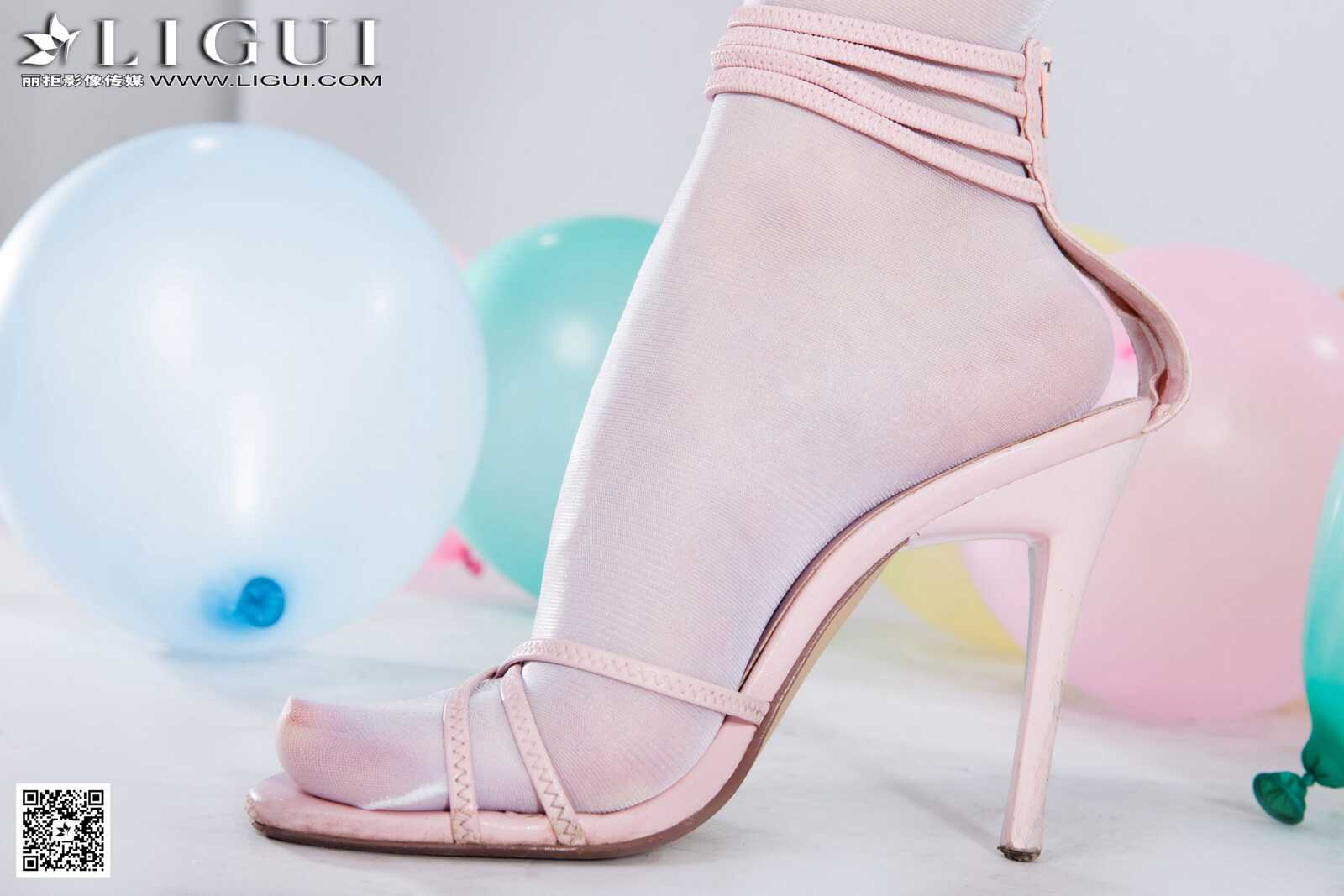 Model 乐乐《可爱吊带牛仔+白丝高跟》上中下全集第17张