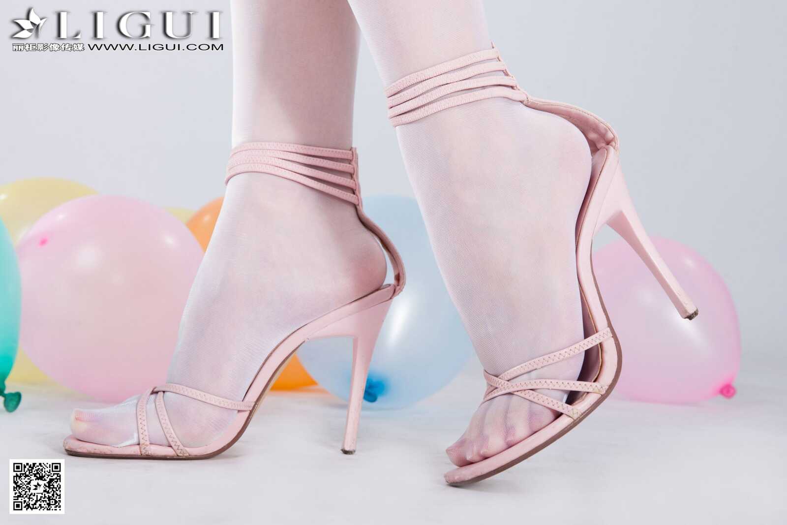 Model 乐乐《可爱吊带牛仔+白丝高跟》上中下全集第16张