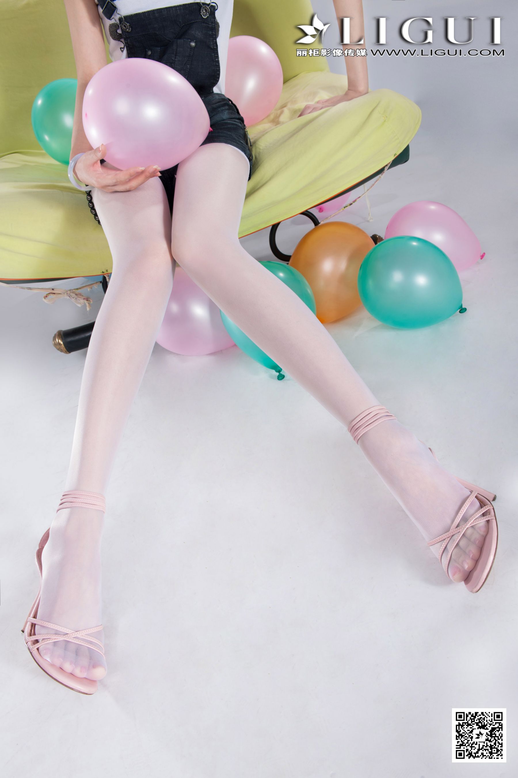 Model 乐乐《可爱吊带牛仔+白丝高跟》上中下全集第13张