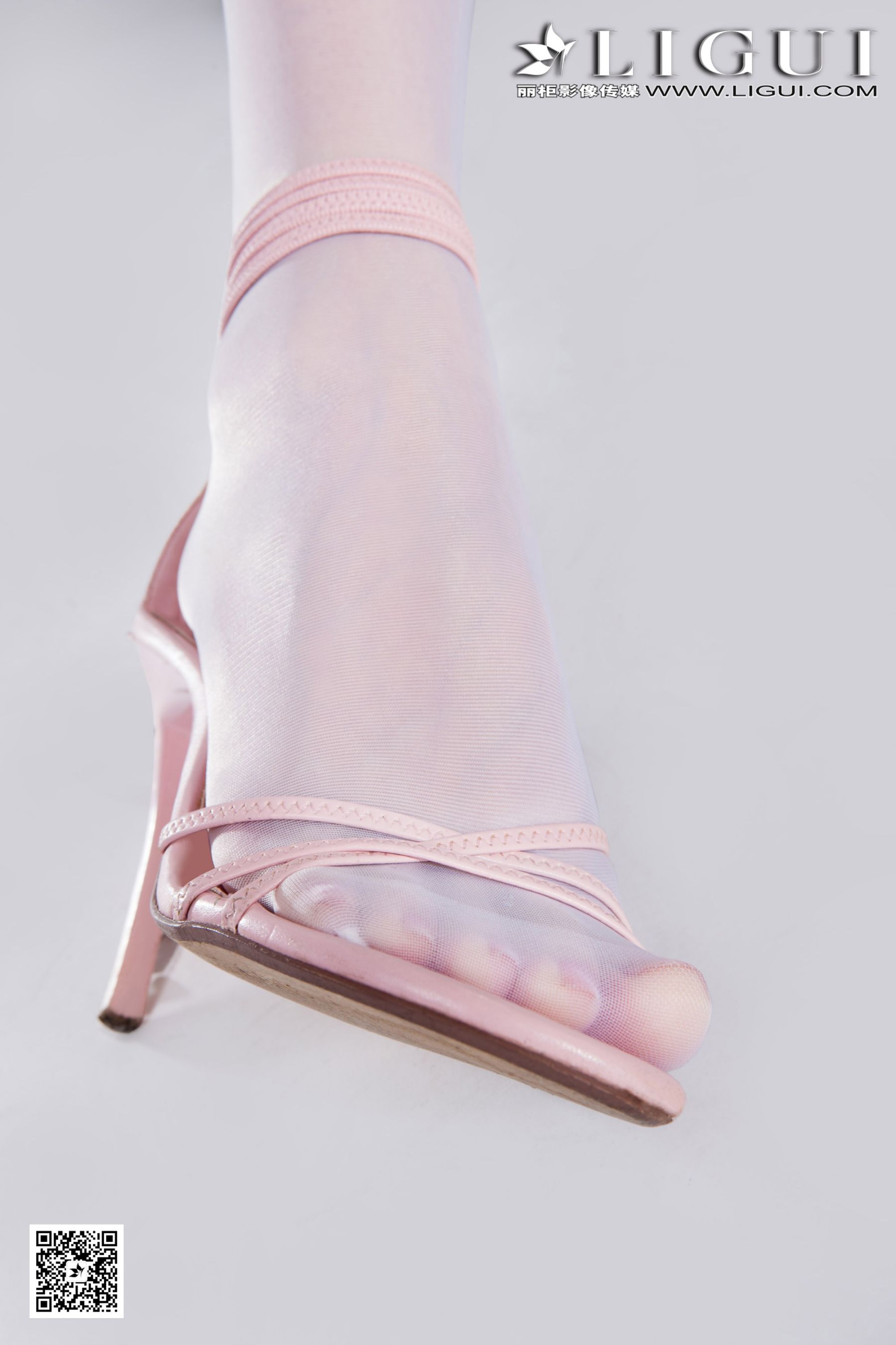 Model 乐乐《可爱吊带牛仔+白丝高跟》上中下全集第13张