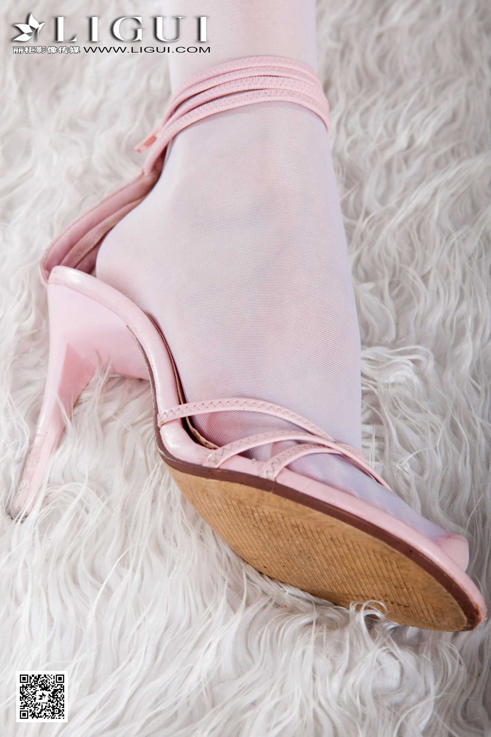 Model 乐乐《可爱吊带牛仔+白丝高跟》上中下全集第6张