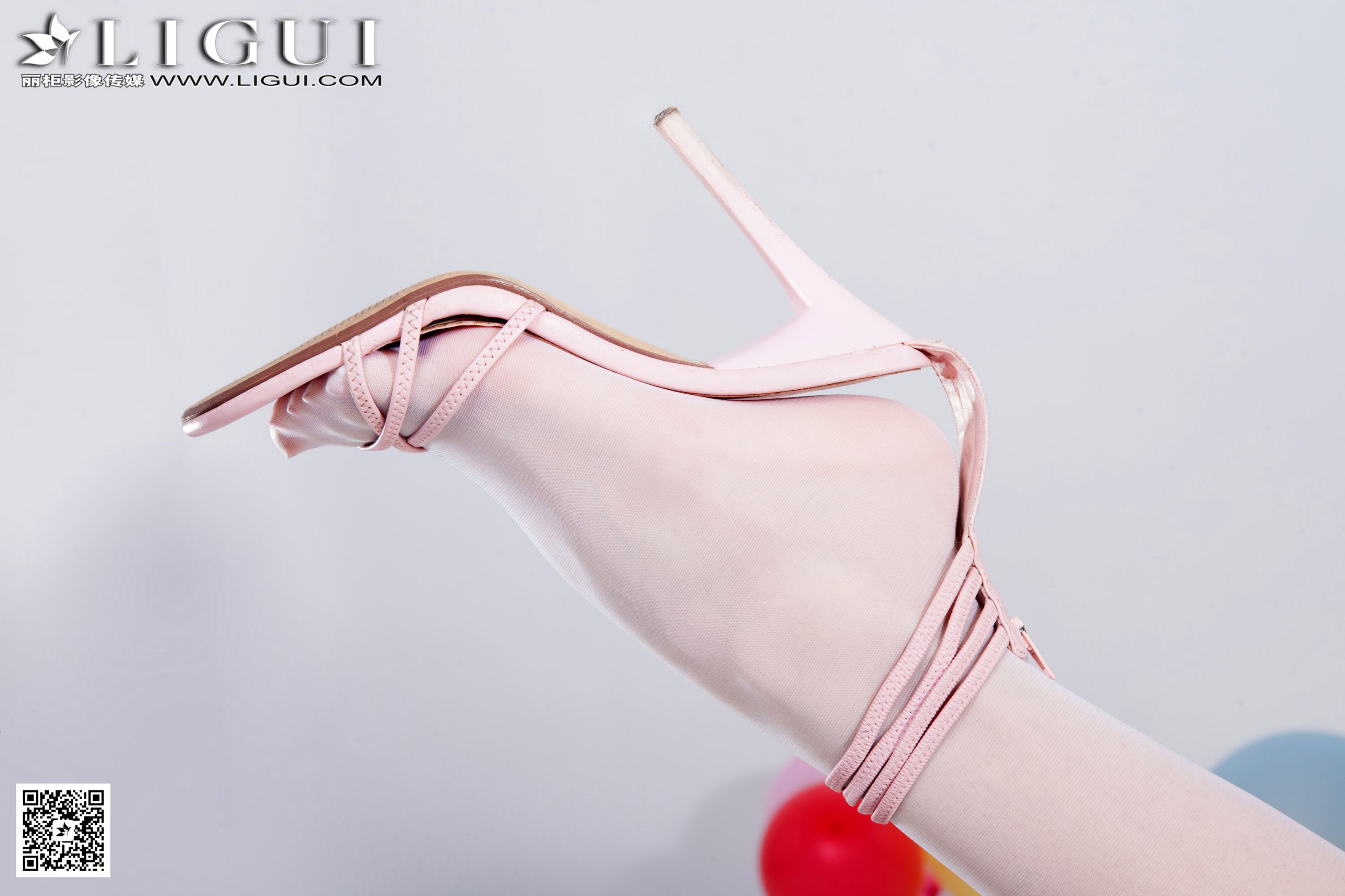 Model 乐乐《可爱吊带牛仔+白丝高跟》上中下全集第4张