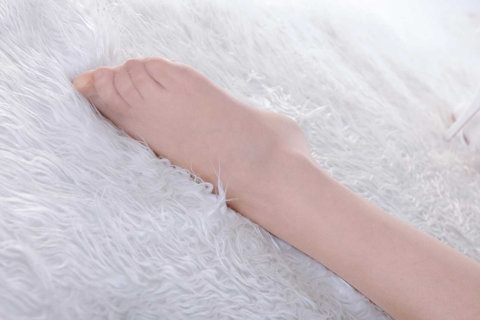 Model 文静《婚纱美女丝足高跟》[丽柜LiGui] 美腿玉第3张