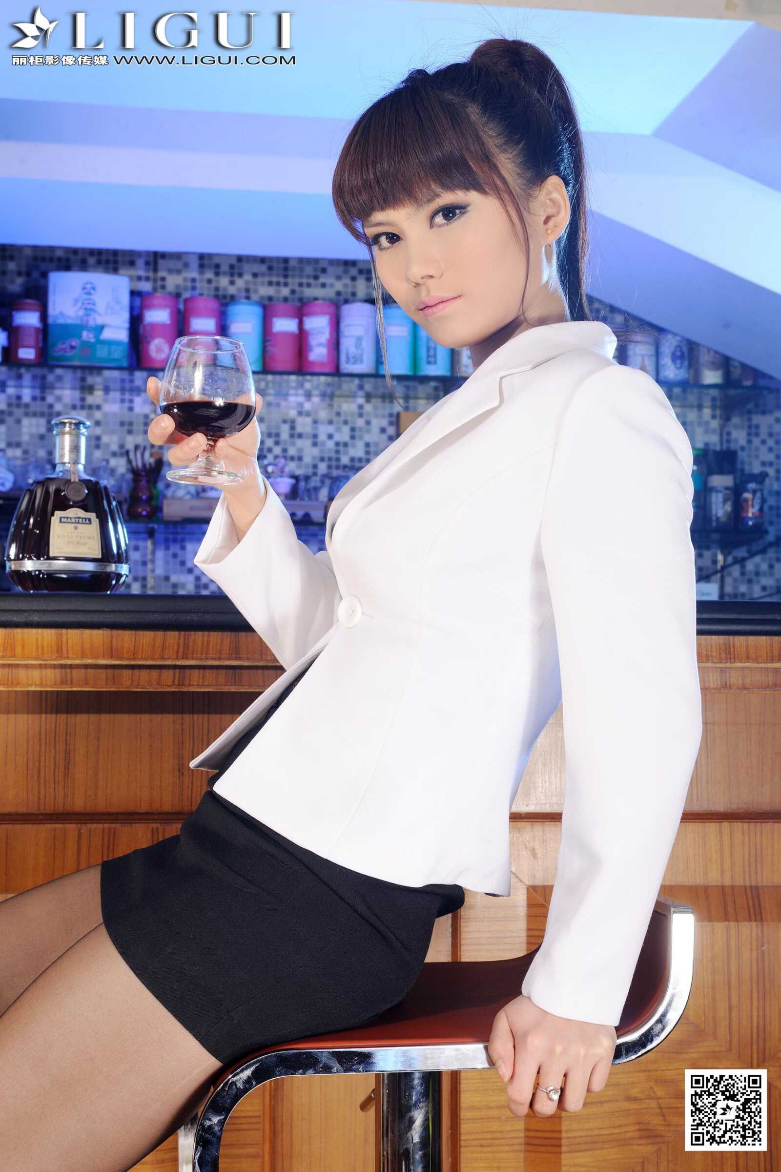 Model 晴晴《吧台灰丝湿足》 [丽柜LiGui] 美腿玉足第14张