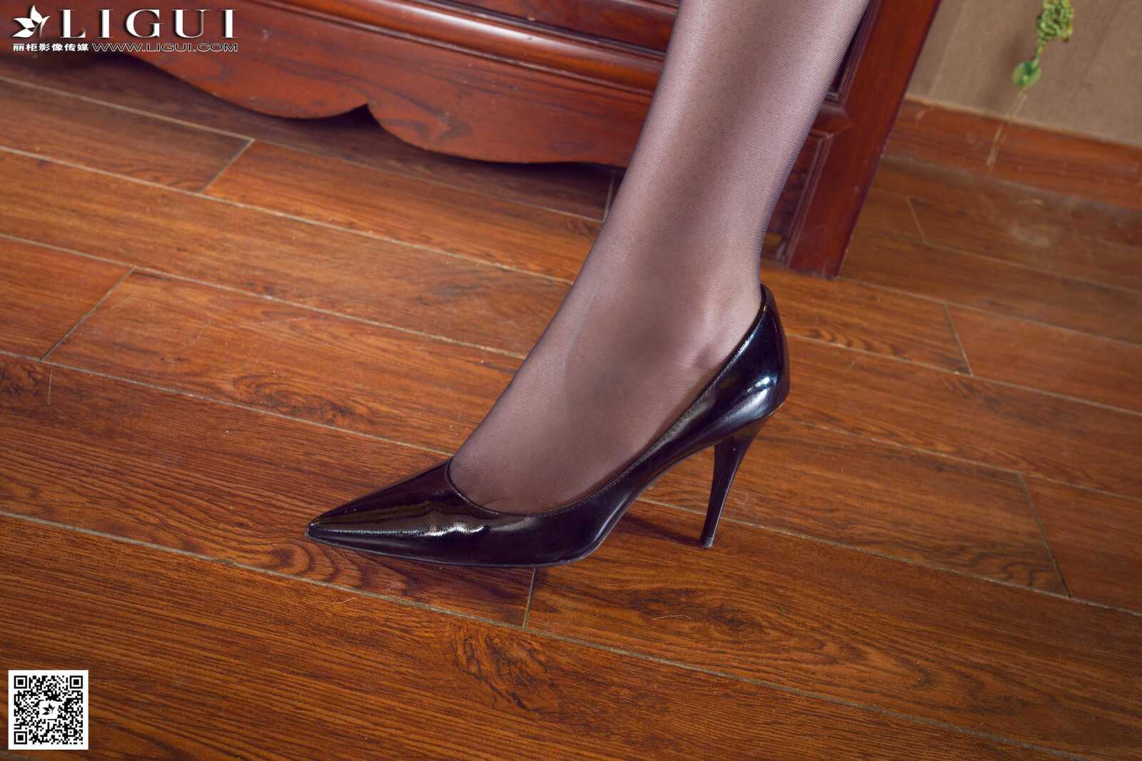 Model 菲菲《古典旗袍灰丝美足》上下全集 [丽柜第10张