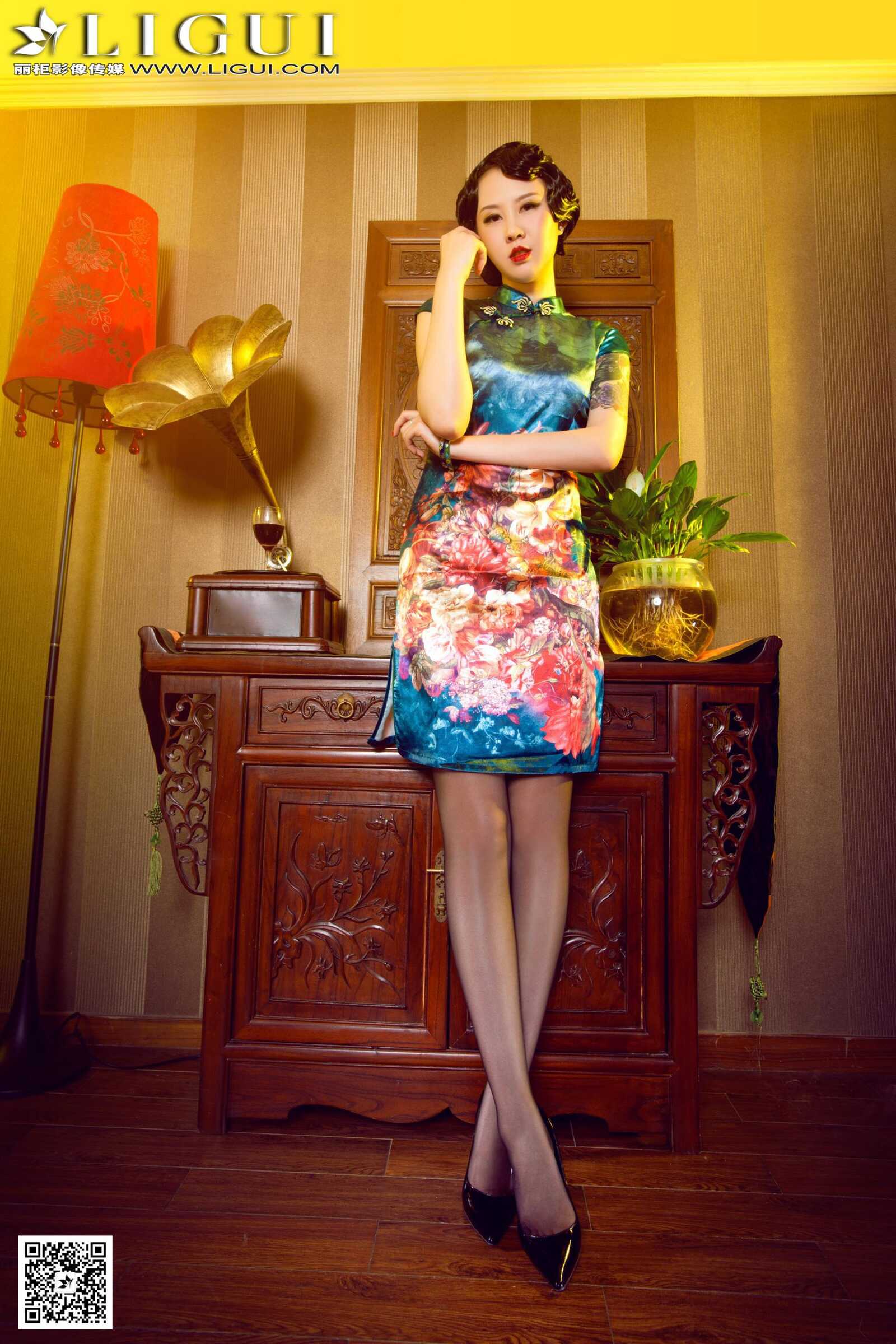 Model 菲菲《古典旗袍灰丝美足》上下全集 [丽柜第15张