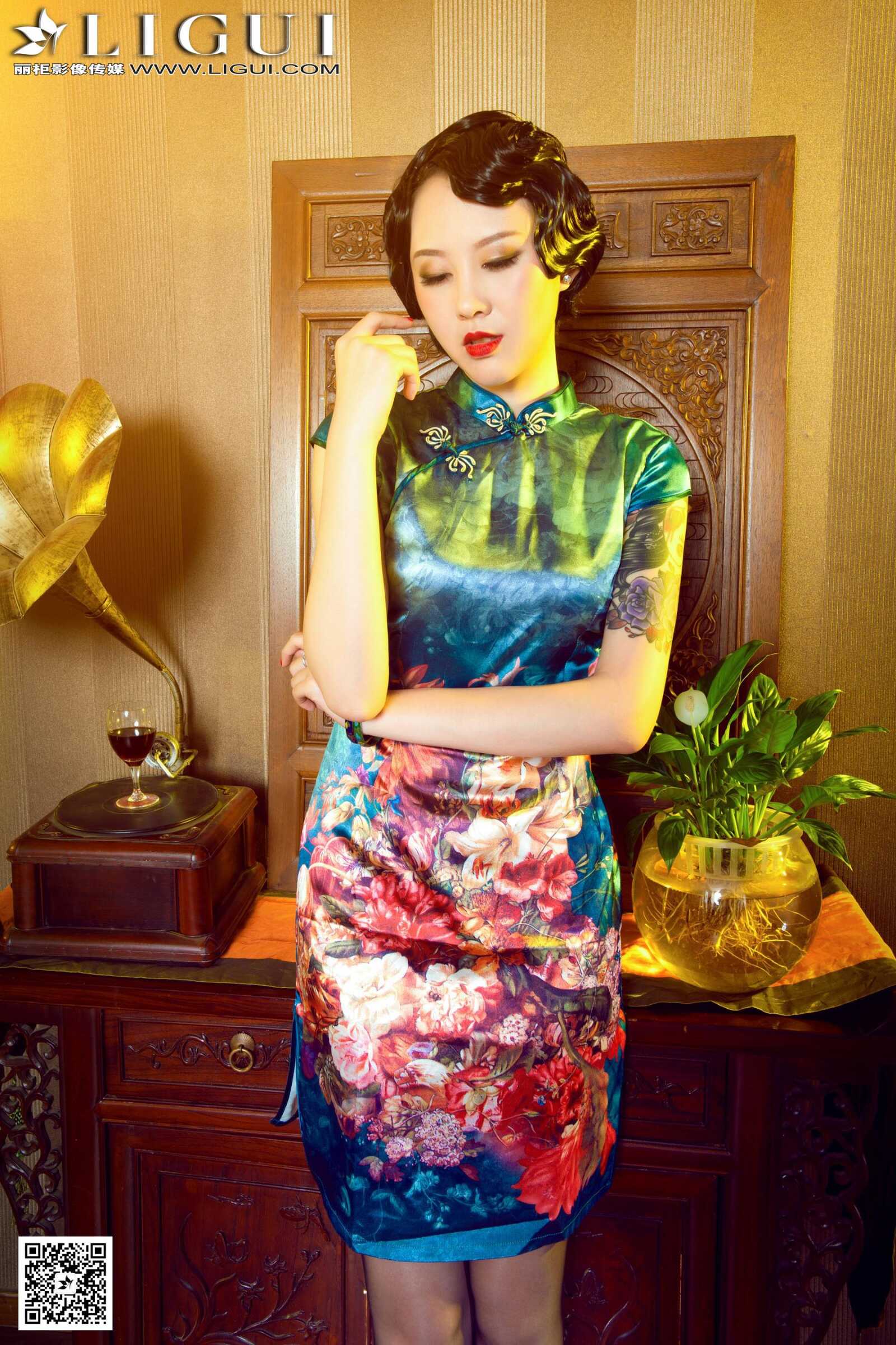 Model 菲菲《古典旗袍灰丝美足》上下全集 [丽柜第15张